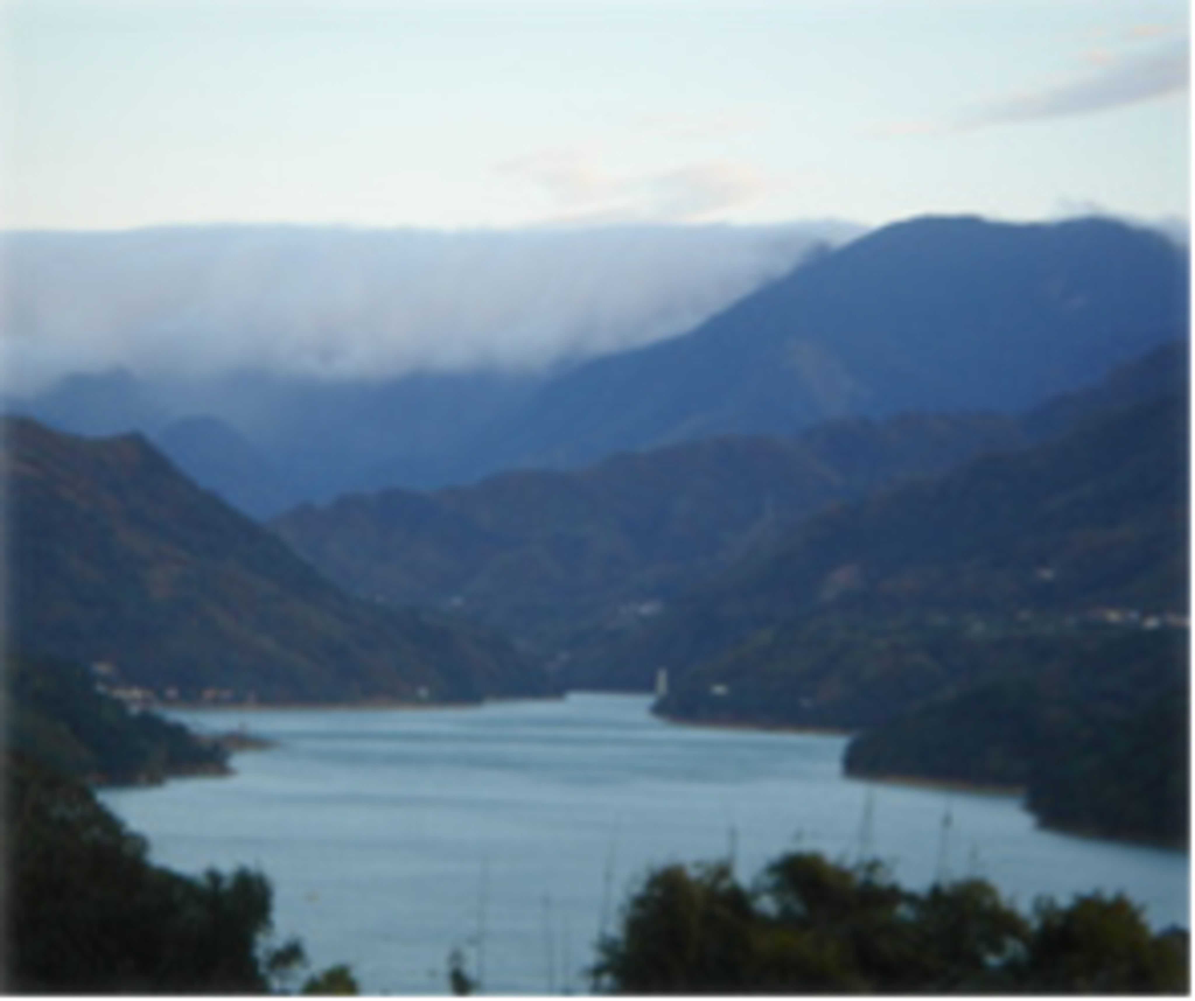 <p><span style="background-color: transparent;">圖1 石門水庫的湖光山色,水下是泰雅族過去的家園 (攝於2006年7月1日)</span></p>