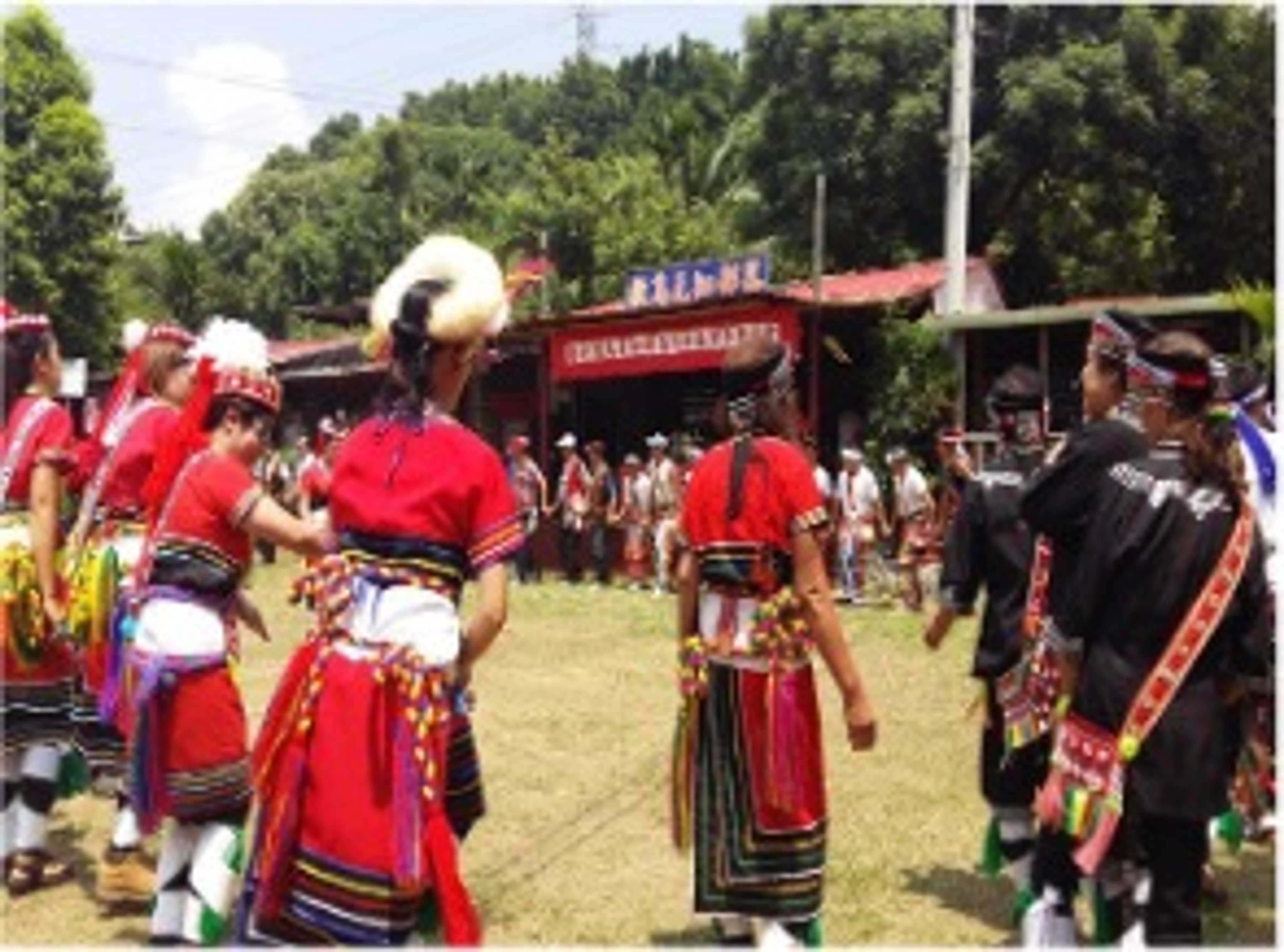 <p><span style="background-color: transparent;">圖3 撒烏瓦知部落豐年祭 (攝於2015年8月1日)</span></p>