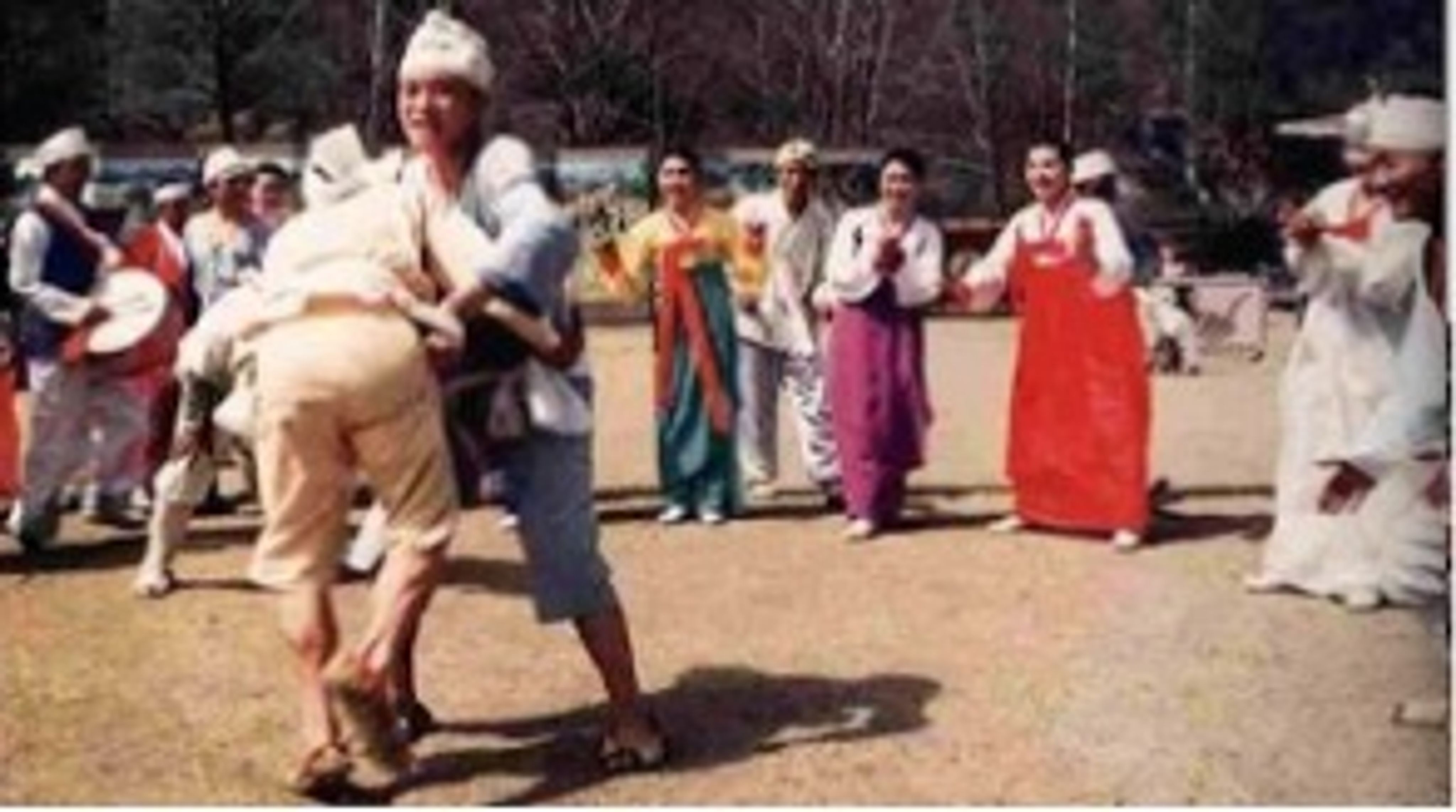 <p><span style="color: rgb(99, 100, 102);">圖2 1980年代的朝鮮族希日木。延邊大學金英雄教授于80年代拍攝，於延邊田野調查時金教授提供筆者作為研究之用</span></p>