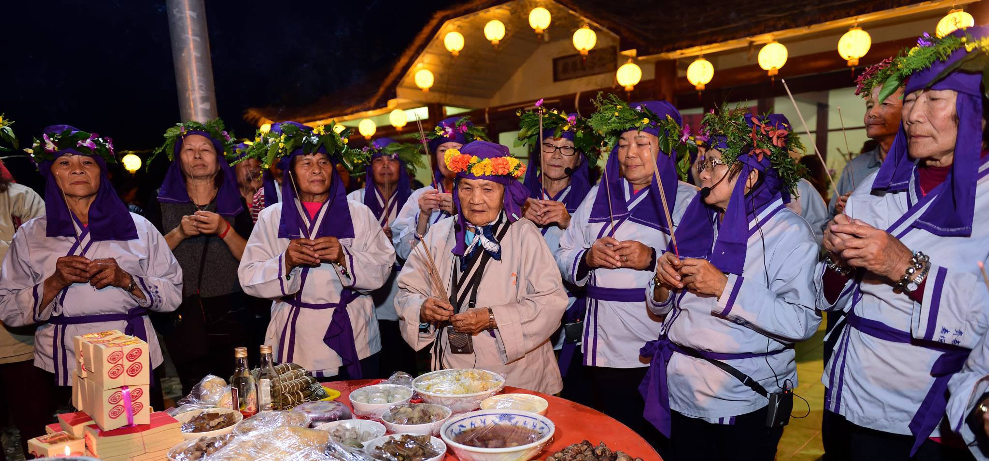 <p class="ql-align-center">祭典第一天晚上,阿姆與眾婦女在祖先桌前祭祖。(鄭永健拍攝)</p>