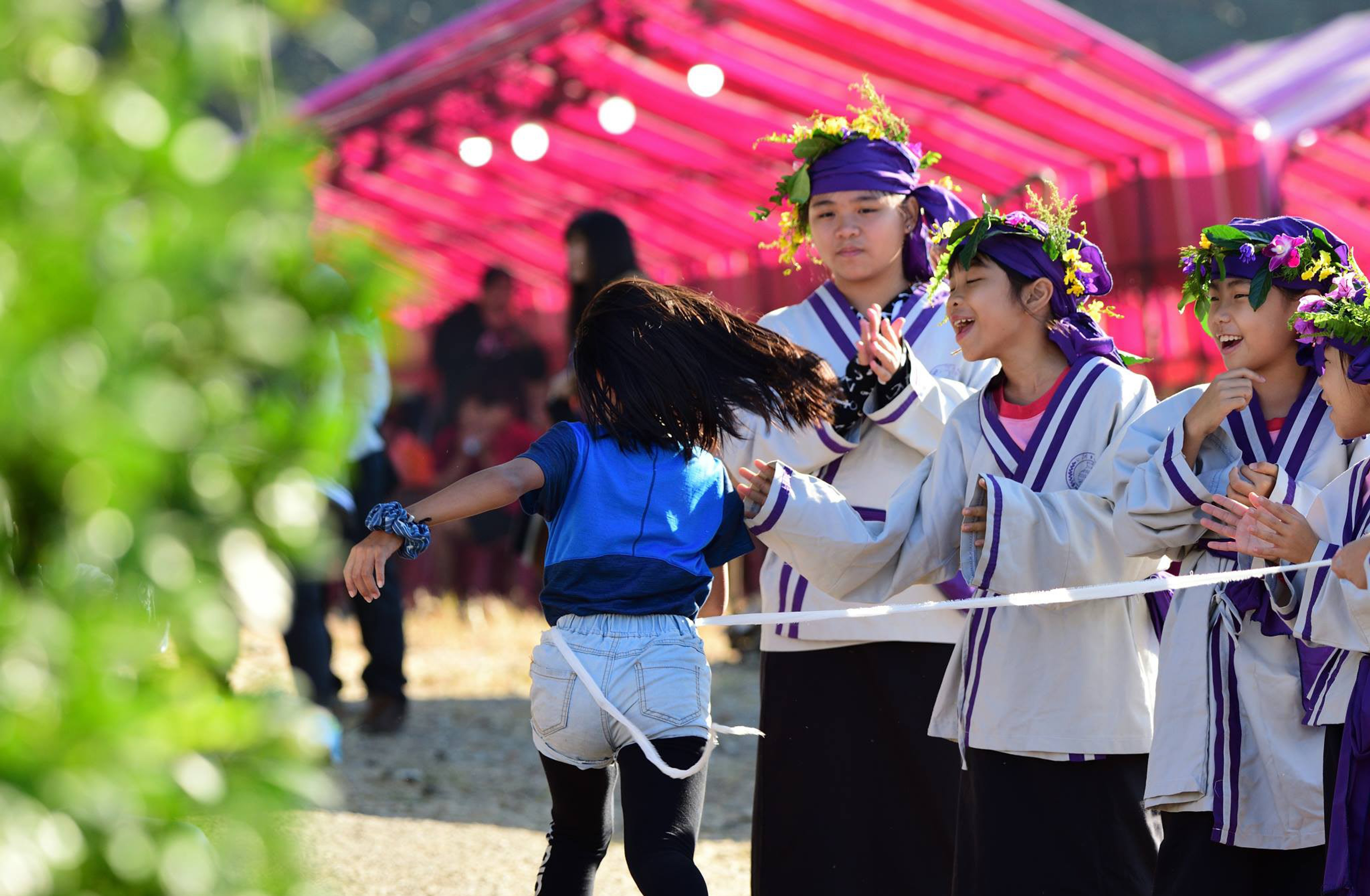 <p class="ql-align-center">祭典第二天上午的「走鏢」活動,由國、中小學生共同參與。(鄭永健拍攝)</p>
