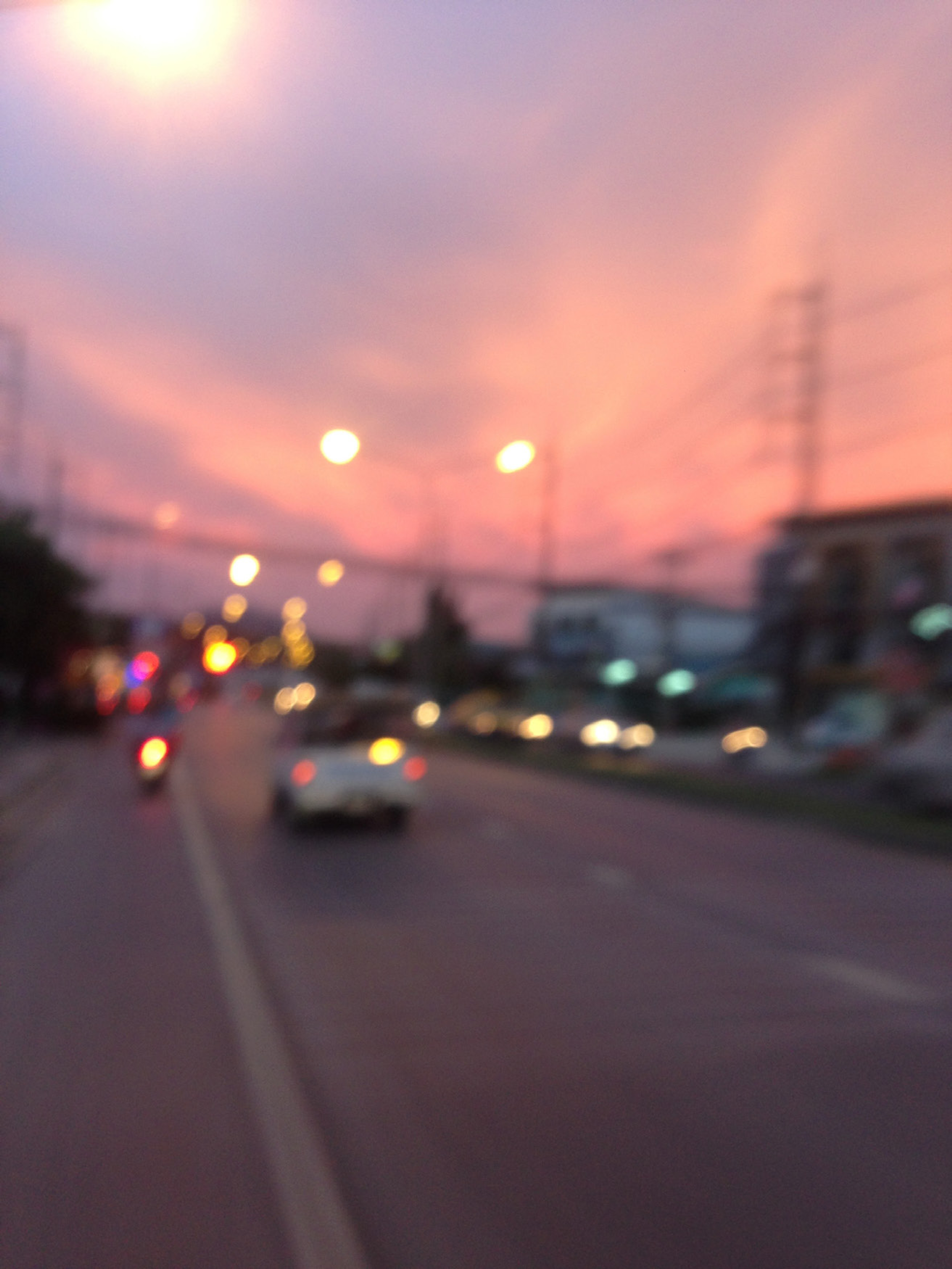 <p class="ql-align-center">普吉島行路的夕陽，追風的雲南少年。</p>