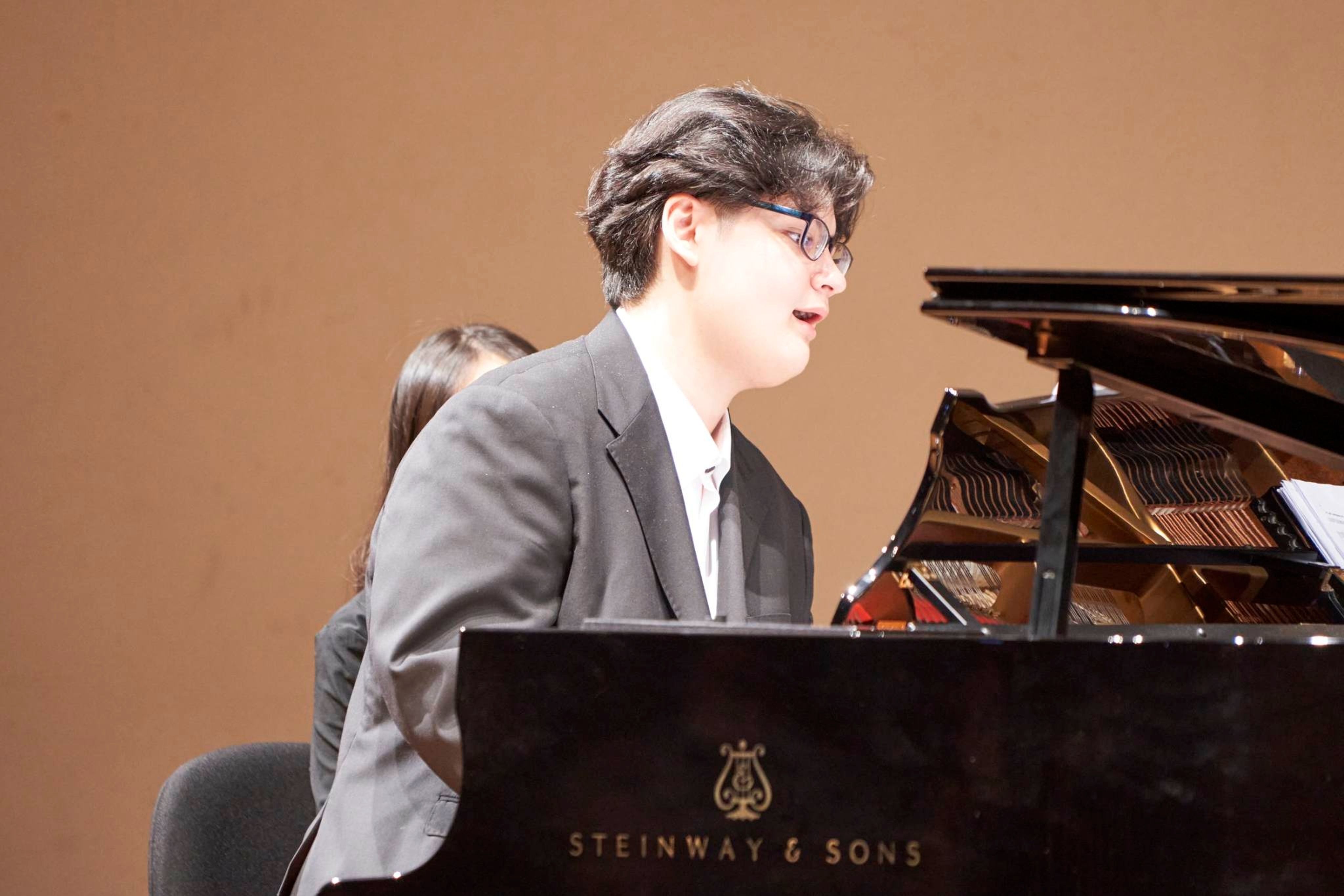 <p>鋼琴演奏家曾紹洋(<span style="color: rgb(71, 71, 71);">Rafael, Рафаэль)</span></p>