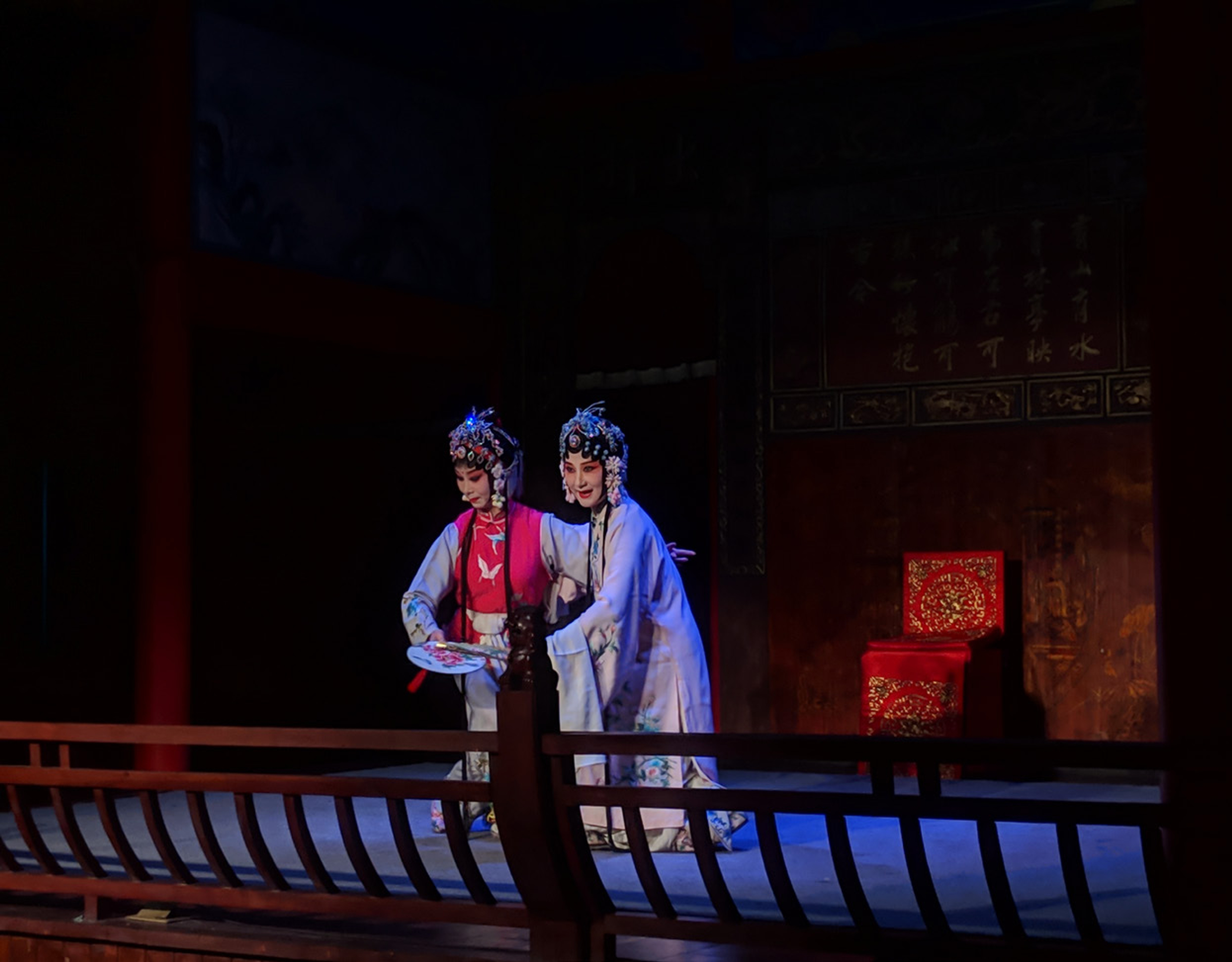 <p>右頁右側3圖:《遊園》</p><p>「程當晚所唱是崑曲《牡丹亭》遊園一折,略有國學常識者都明白,此折乃國劇文化中之最精萃,何以在檢察官先生口中竟成了淫詞艷曲了呢?!」</p><p><br></p><p>早期京劇科班多以崑劇作為啟蒙戲,演員多能兼演崑劇劇目。牡丹亭長久以來歷演不衰,遊園是最常演出的的折子。</p>