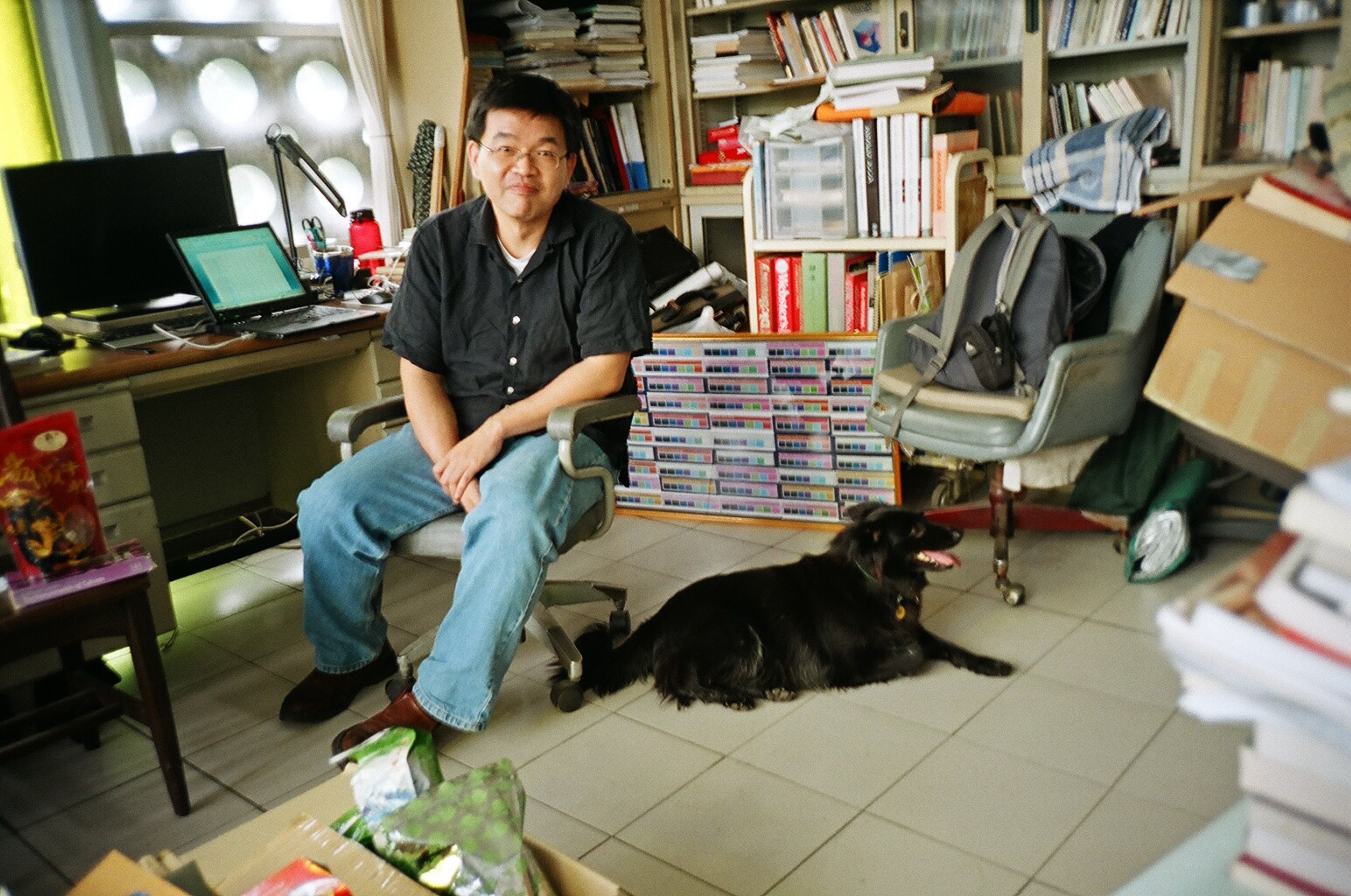 <p>洞洞館研究室，與小黑。卓浩右攝</p>