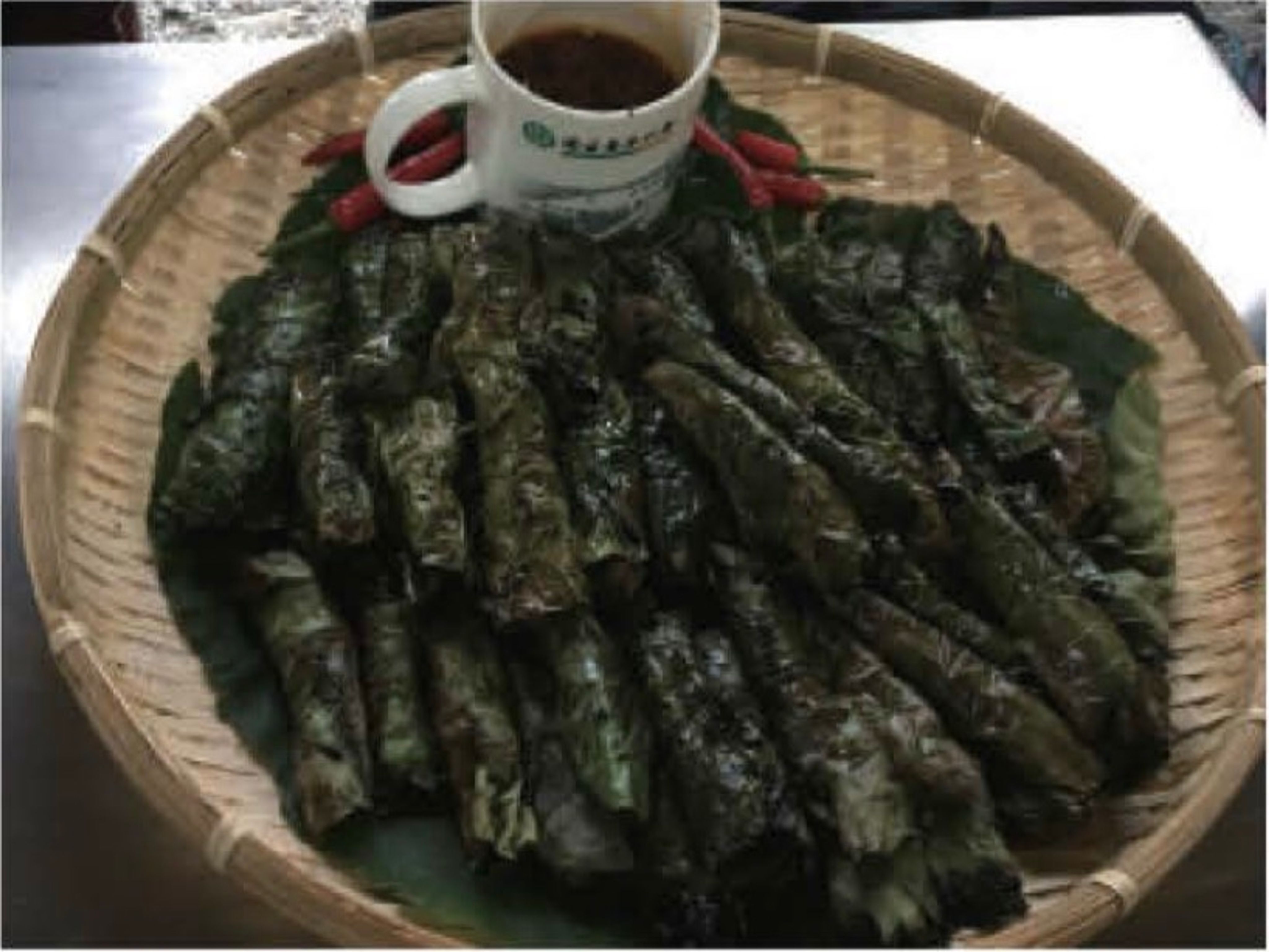 <p class="ql-align-justify"><strong>材料:</strong>牛腩肉、鹽巴、糖、荖葉、胡椒、香茅、蒜米、小蔥頭、芝麻、豬油、蠔油、五香粉、芫荽籽粉。</p><p class="ql-align-justify"><br></p><p class="ql-align-justify"><strong>作法:</strong>特選筋少肉多的牛腩肉,剁碎之後添加多種調味料包括鹽、糖、胡椒粉、香茅碎、蒜米、小蔥頭,芝麻、原粒青胡椒、五香粉、芫荽籽粉和蠔油,然後連同豬油一起攪拌均勻,就可以開始以越南荖葉包裹成為圓筒形放到崁火上烤。</p>