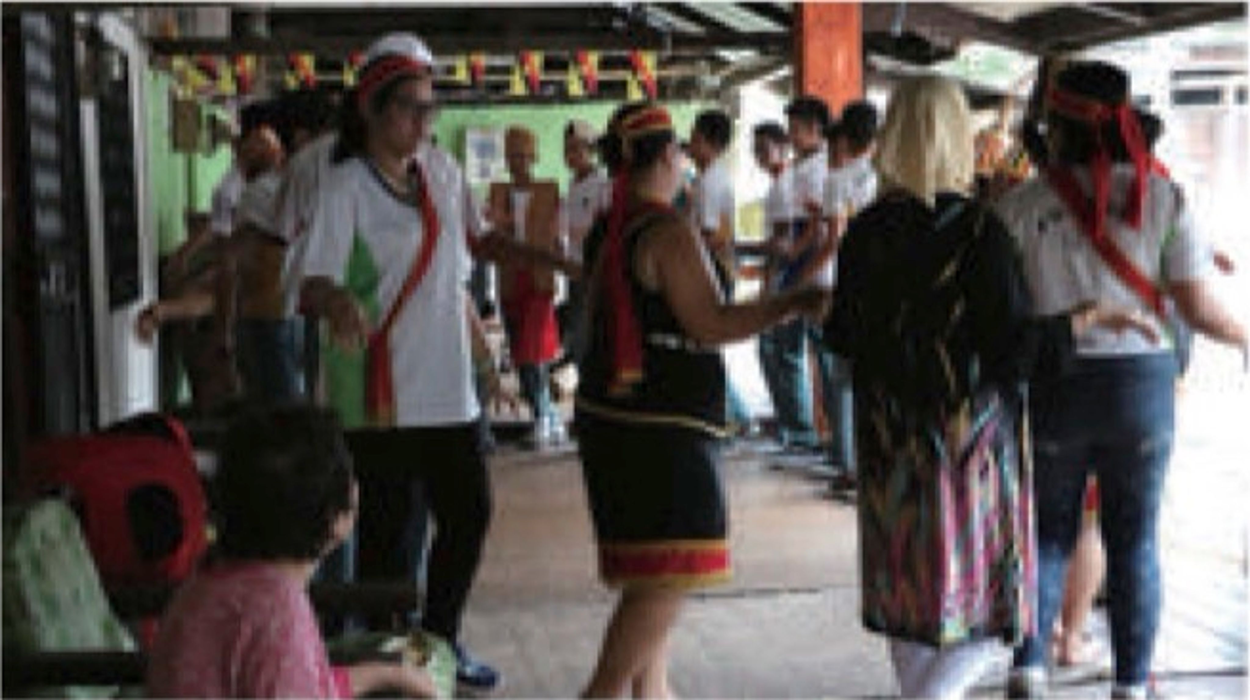 <p class="ql-align-center">圖三，族人們帶領新加坡學生體驗部落傳統老鷹之舞，透過音樂及舞蹈對精神與身體的馴化，學生們得到降溫（2017.11.02官佳岫攝）</p>