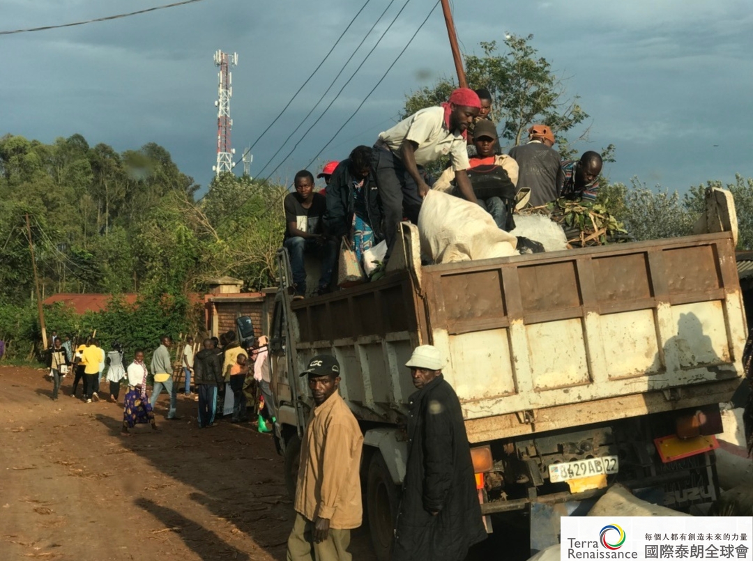 <p><strong>圖二、趕在M23攻入布卡武前,逃往烏維拉的當地平民</strong></p>