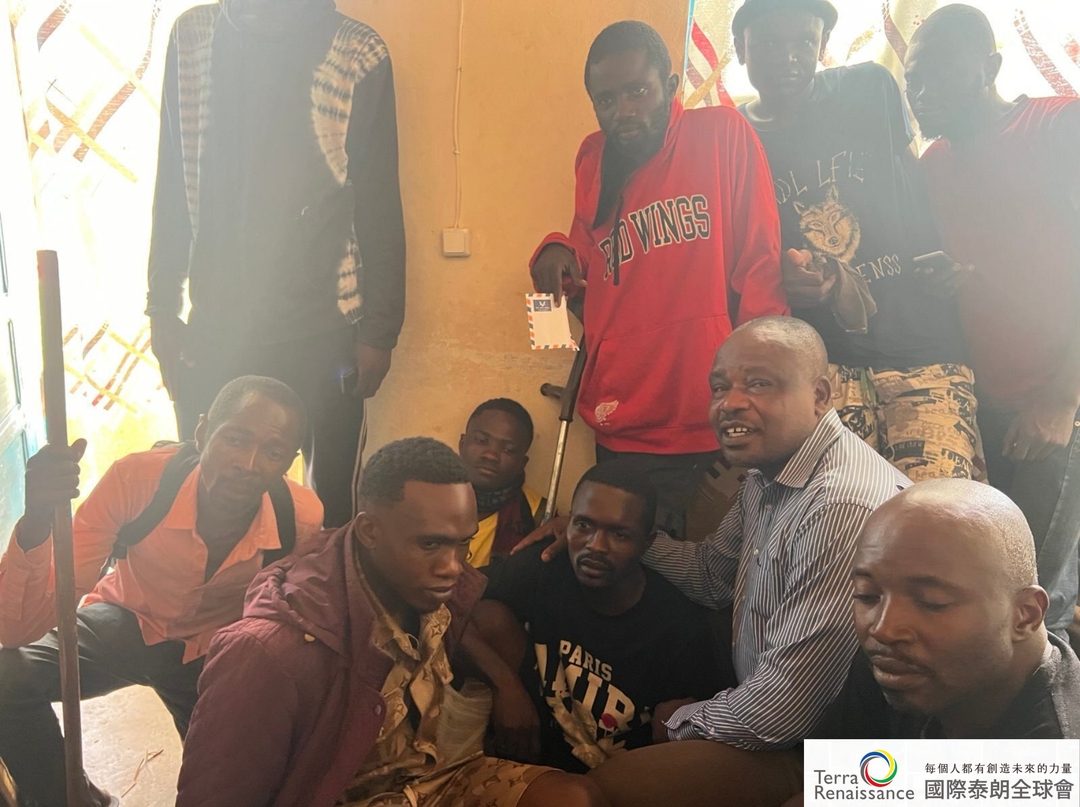 <p><strong>圖三、國際泰朗全球會當地職員,在撤離的過程中,亦協助重傷者移轉至烏維拉軍醫院治療</strong></p>