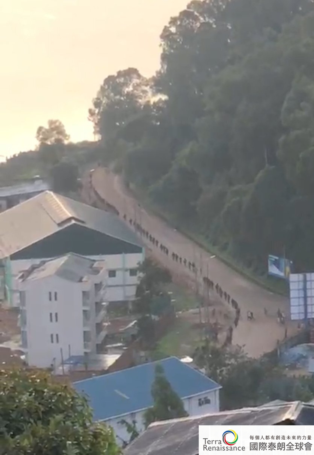 <p><strong>圖五、自2025年2月16日早上開始,M23以隊列形式重返布卡武市內,並與該市政府軍及當地平民武裝組織發生槍戰。</strong></p>