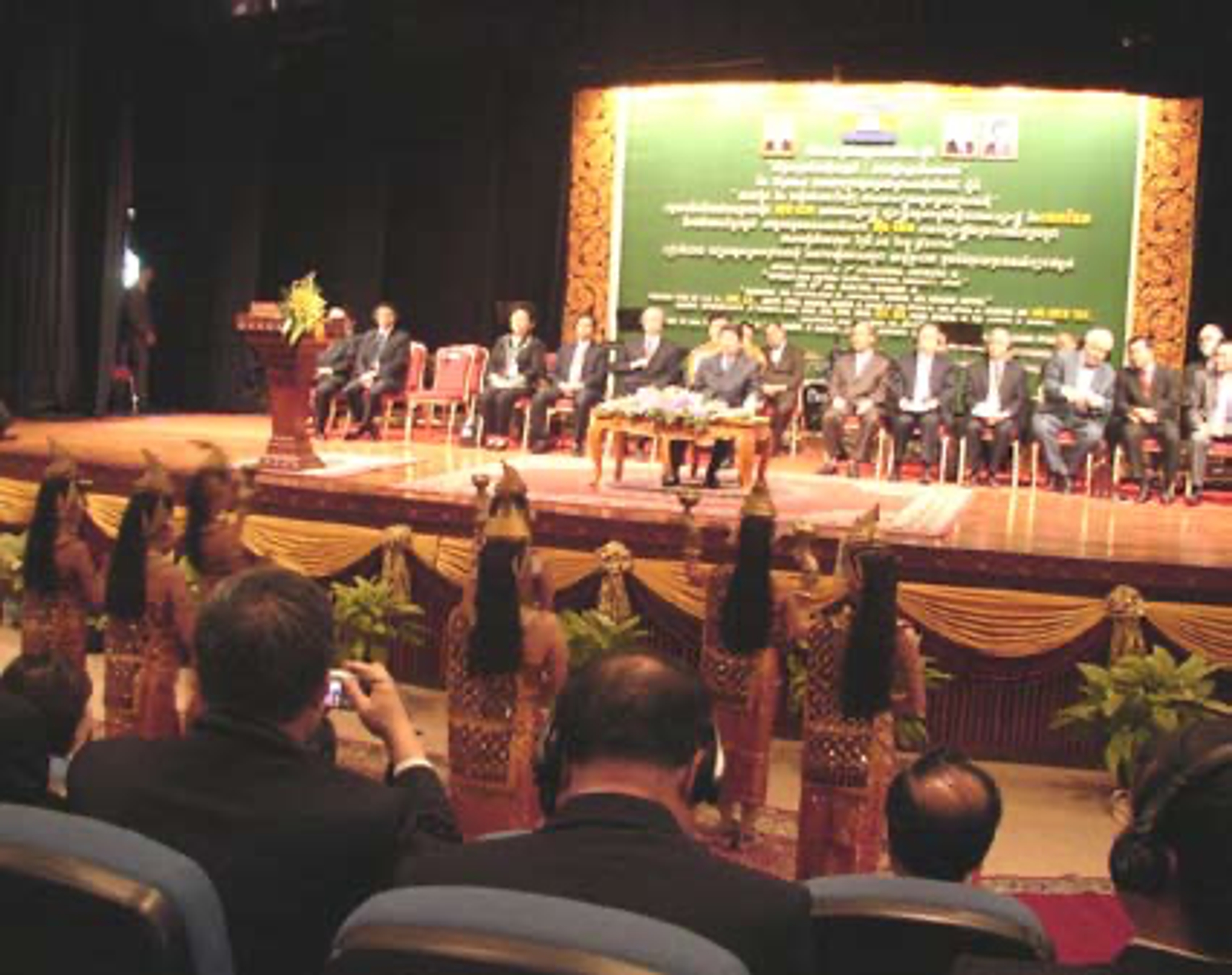 <p class="ql-align-center">柬埔寨民俗表演。攝於2007.12.12。（謝世忠提供）</p>