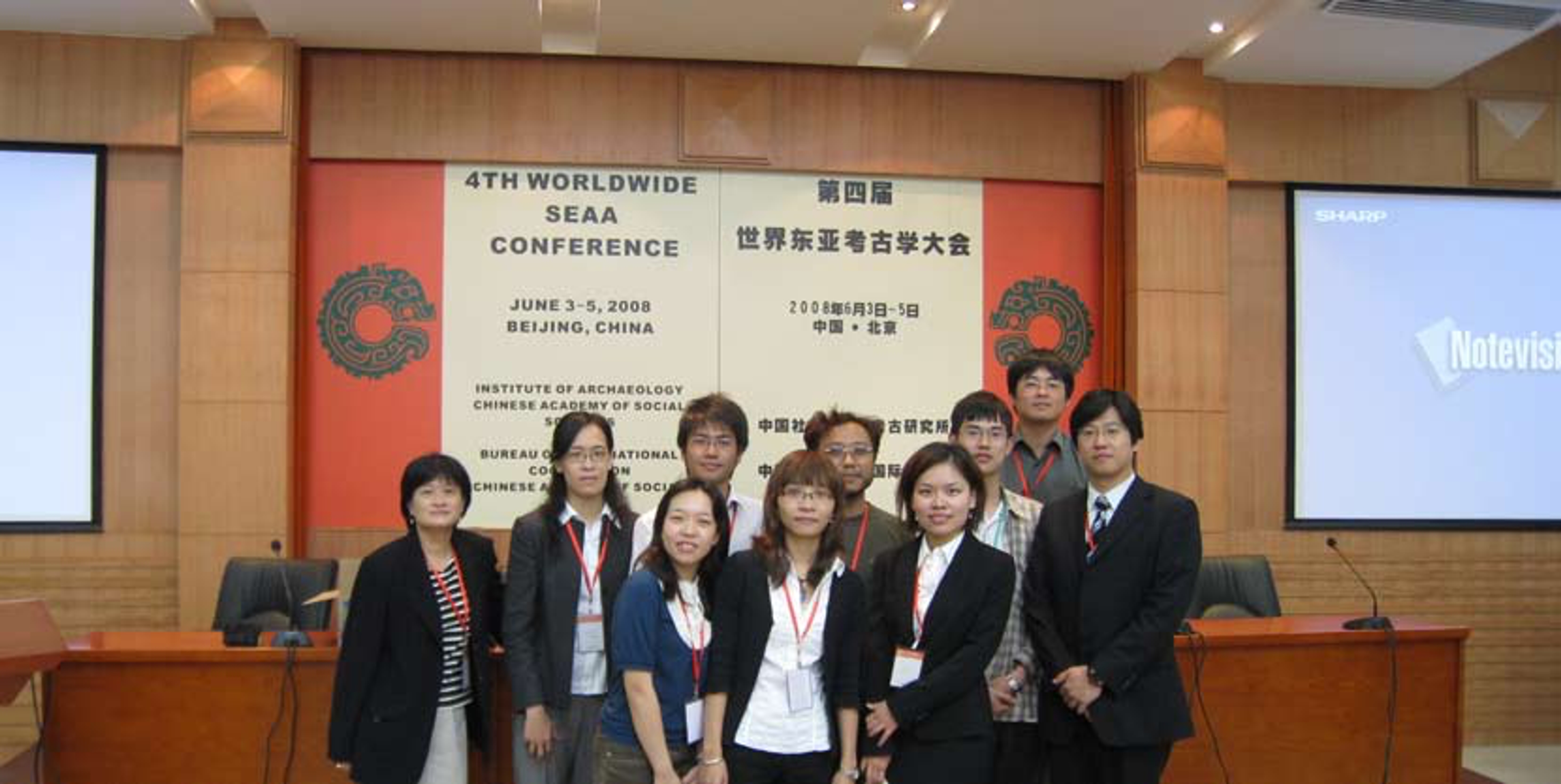 <p class="ql-align-center">圖1. 會議結束大合照（由左至右，前排蔡佩穎、杜美慧、林宜羚，中排陳瑪玲、陳佩瑜、劉俊昱、陳伯楨、彭佳鴻、邱鴻霖，後排尹意智）。（由陳伯楨提供）</p>
