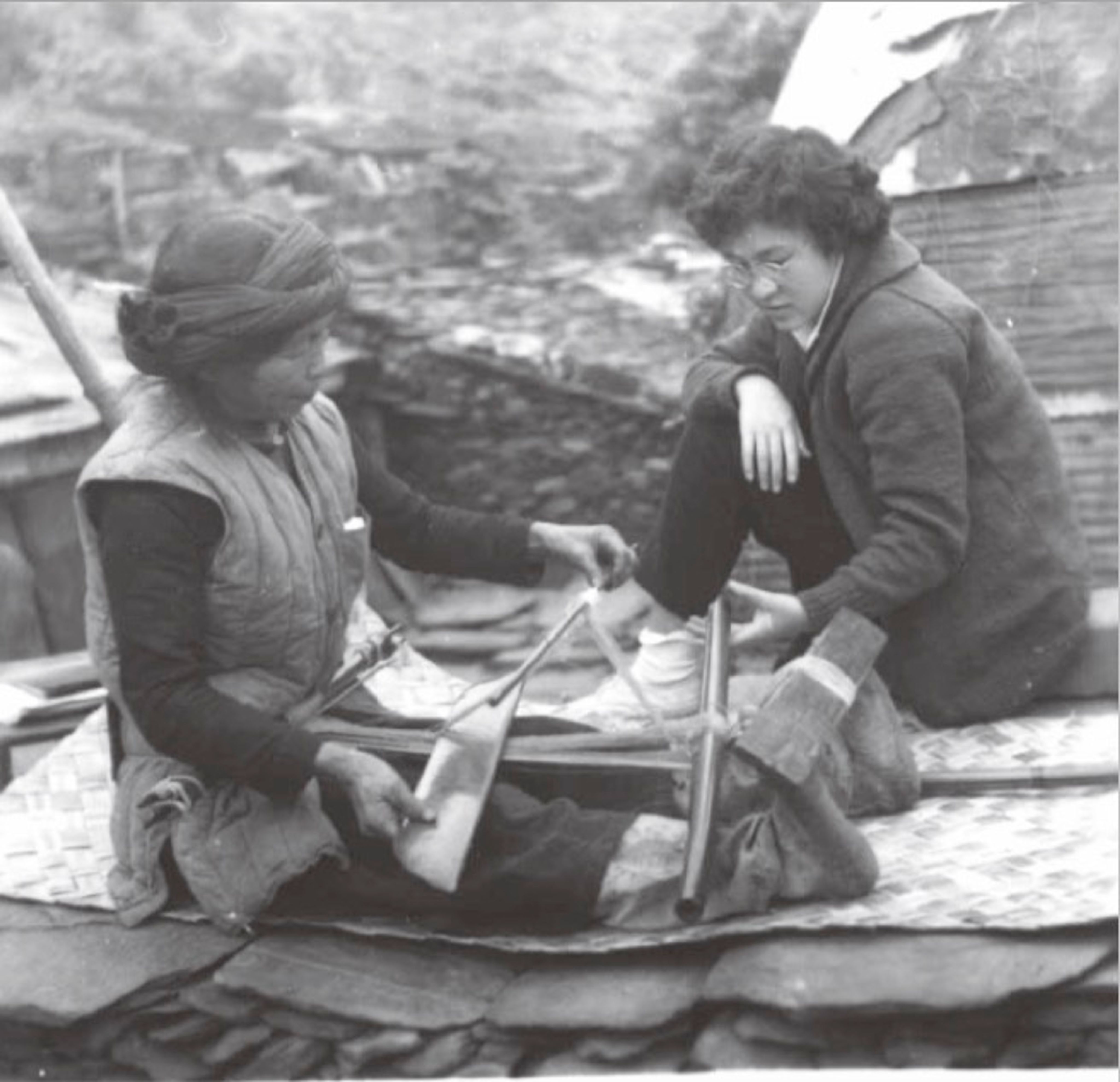 <p class="ql-align-center">織布。李亦園1955年12月攝於屏東來義。（本照片為中央研究院民族學研究所典藏）</p>