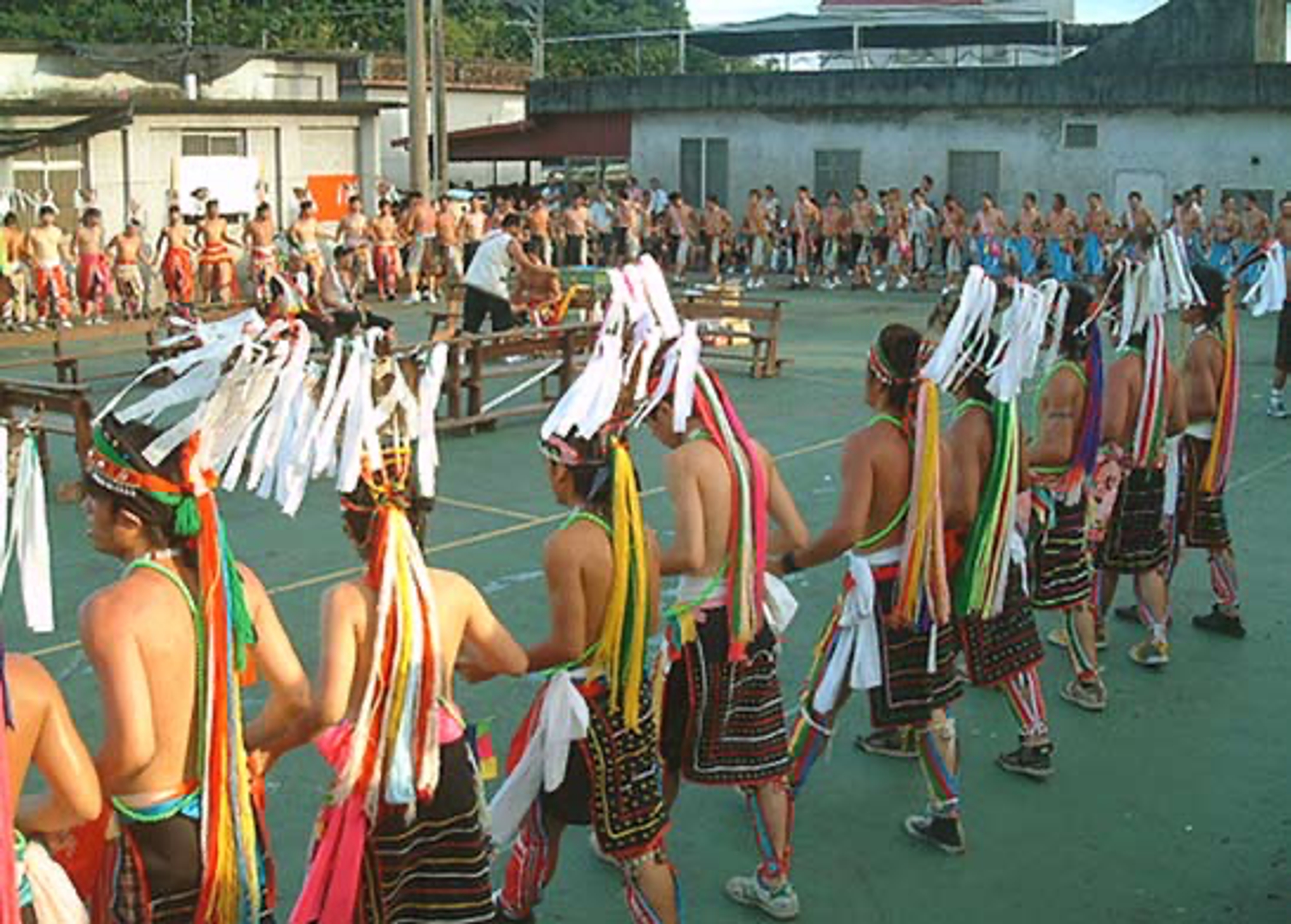 <p class="ql-align-center">2006.7.22港口部落ilisin，注意拍照時千萬不可跑到圈內拍。（黃米蟲提供）</p>