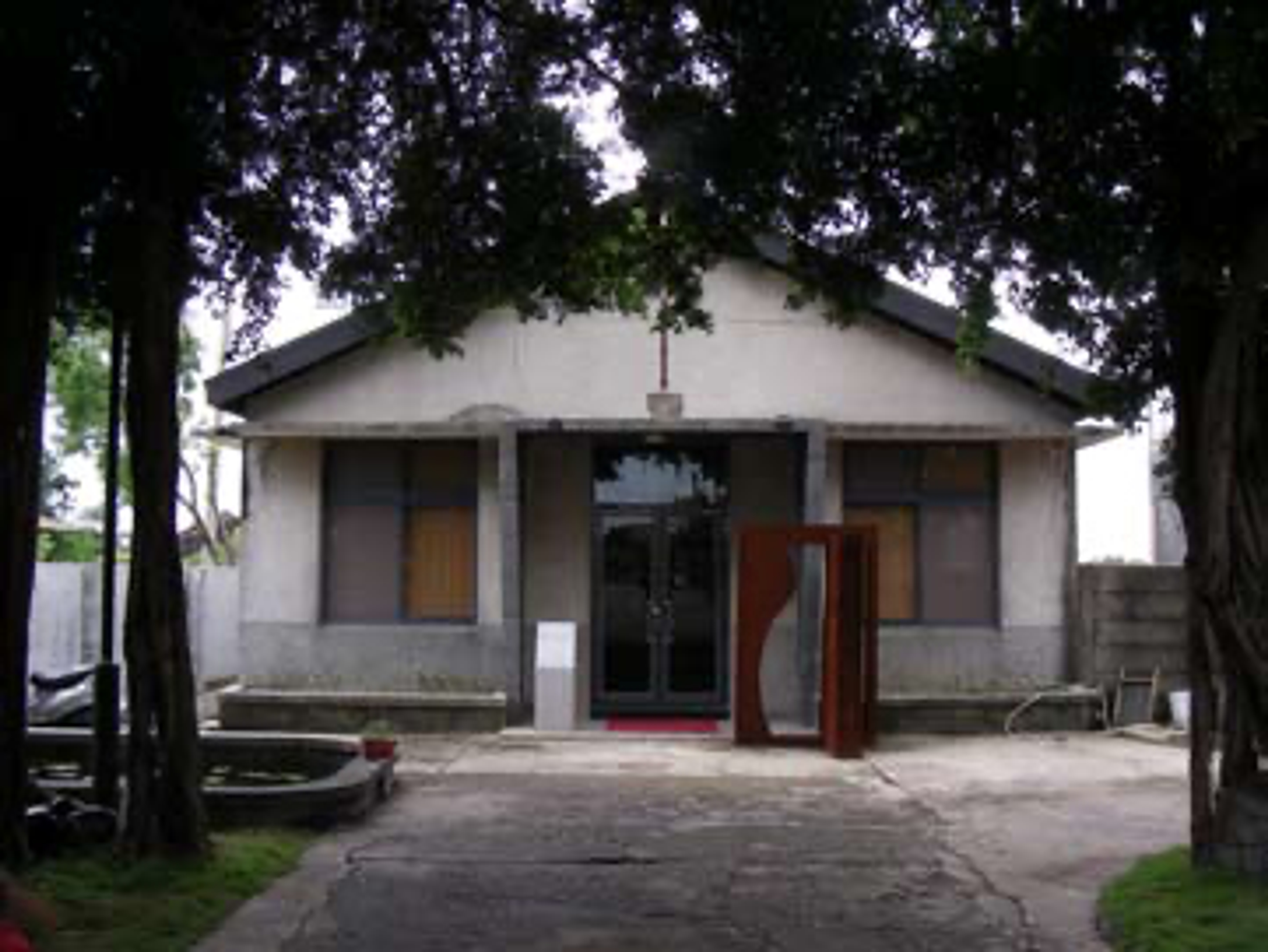 <p class="ql-align-center">臺灣大學人類學系隆田考古工作站，為舊有臺鹽公司辦公廳舍改建，現存放與展示南科考古發掘的資料，供當地民眾參觀。（陳伯楨提供）</p>