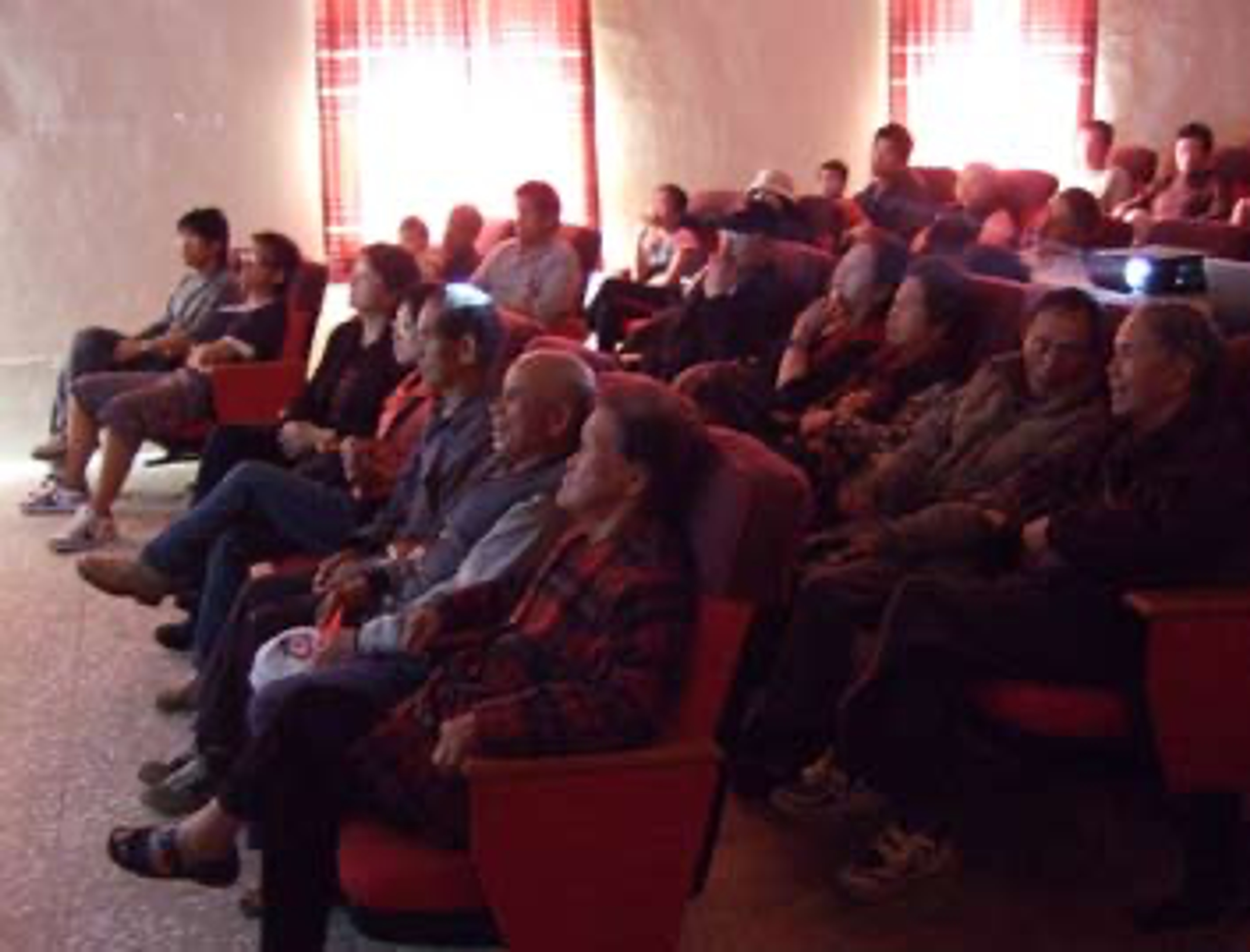 <p class="ql-align-center">向天湖放映會中觀賞影片的賽夏民眾。胡家瑜提供,2007年11月25日攝於苗栗縣賽夏族民俗文物館視聽室。</p>