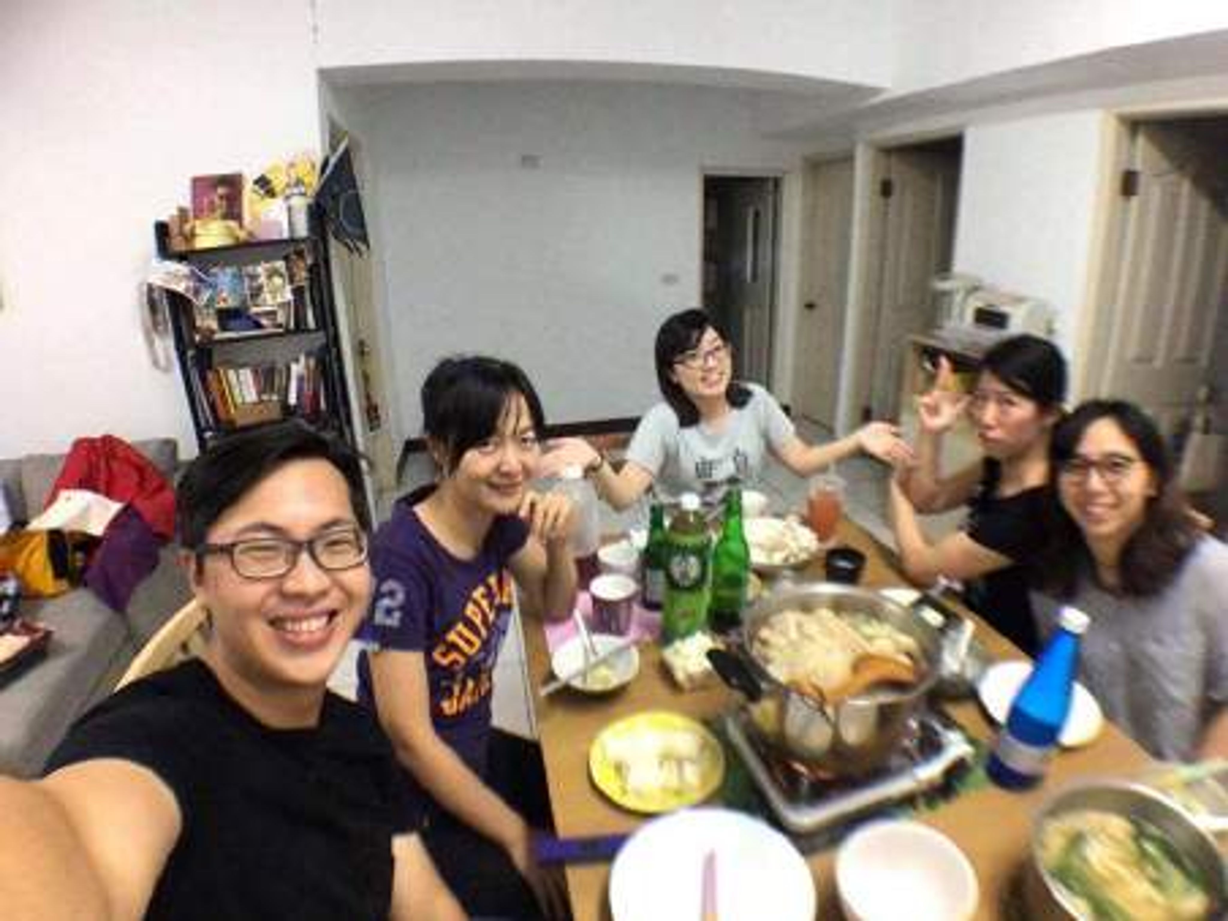 <p>左下角黑衣男</p>