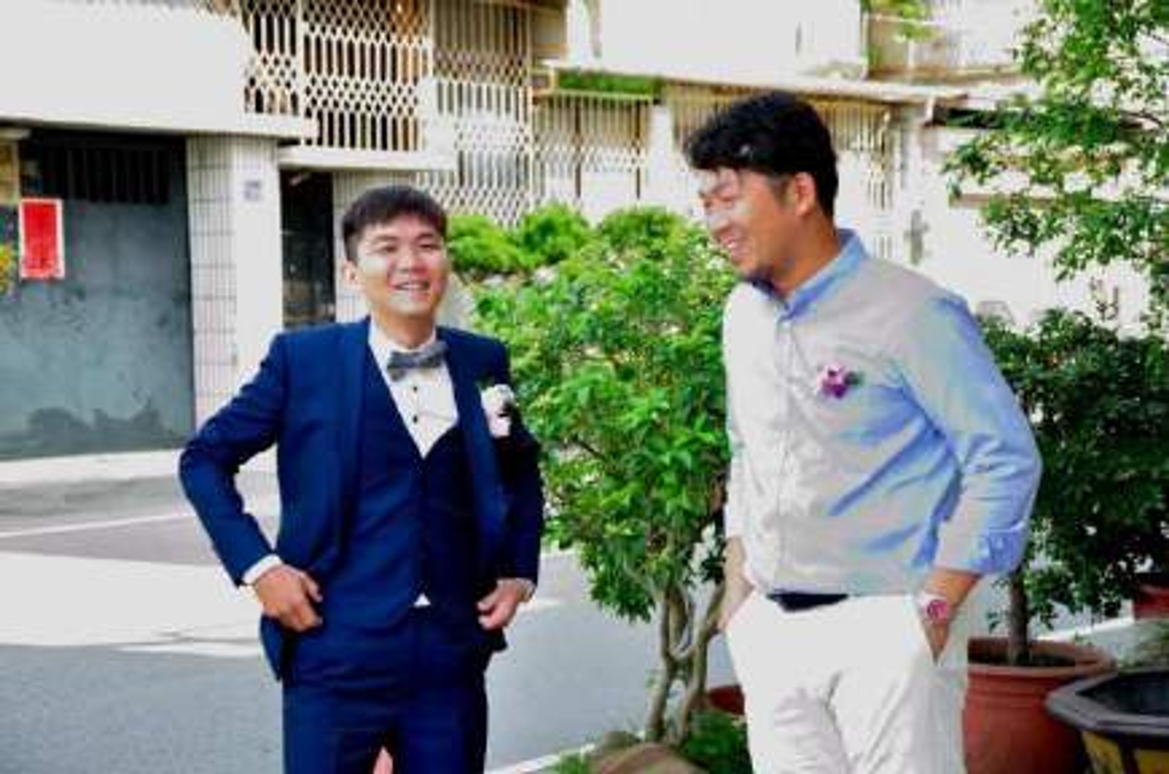 <p>新郎與好友聊聊結婚趣事</p>
