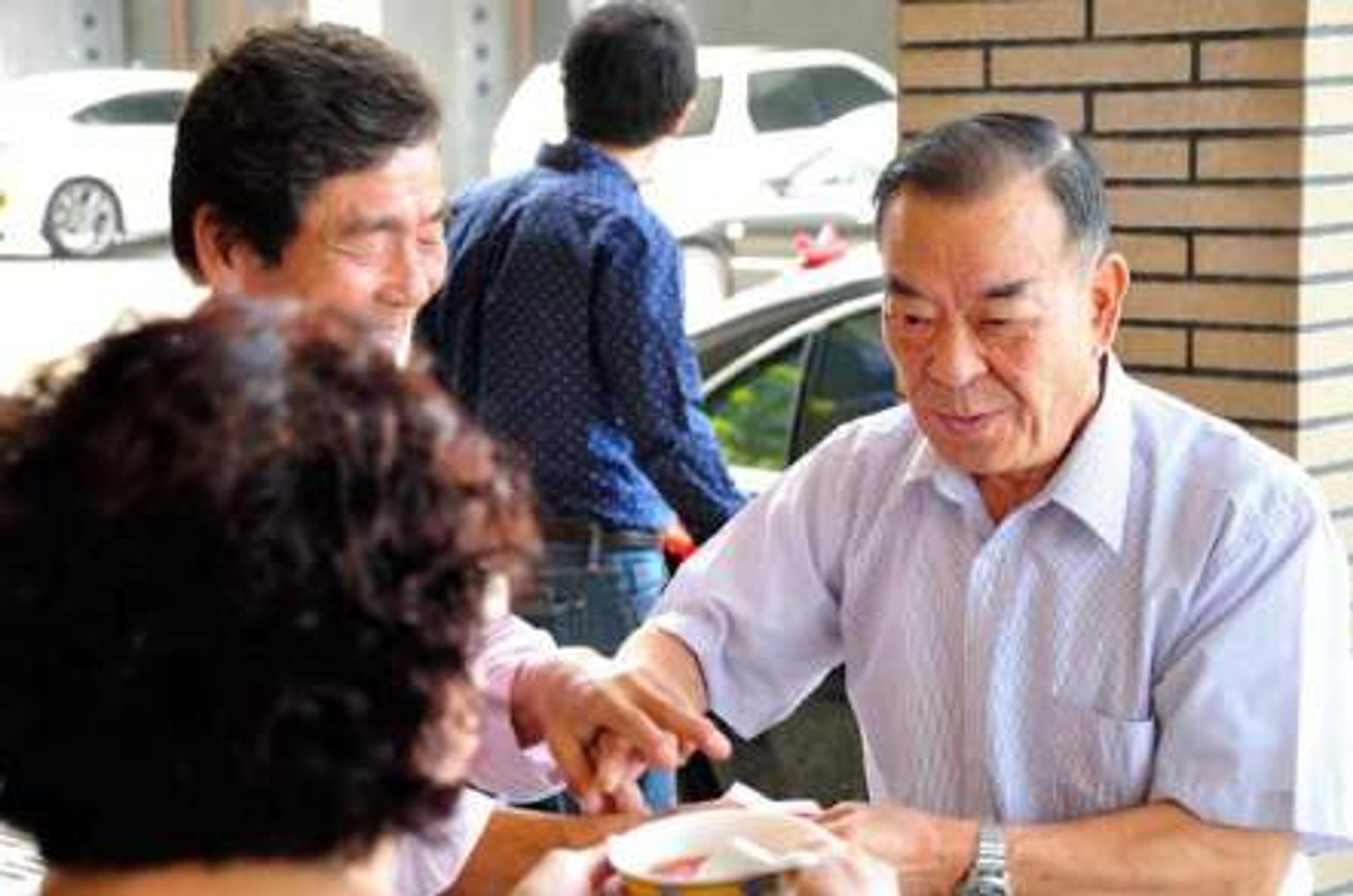 <p>男方家⻑婉謝鄰居的紅包 </p>