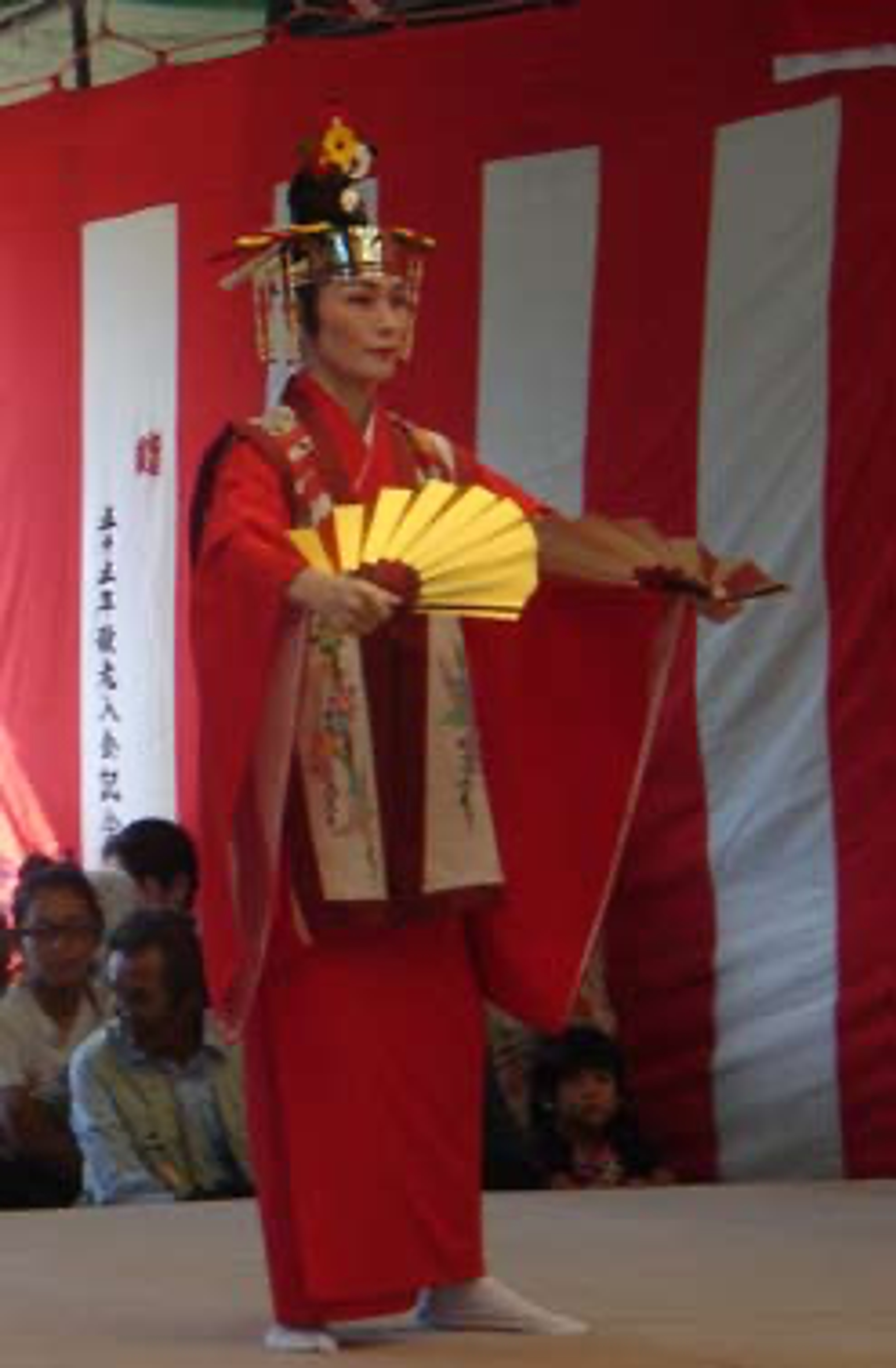 <p class="ql-align-center">平常的島民，儀式舞台上成為亮眼的舞者。趙綺芳提供。</p>