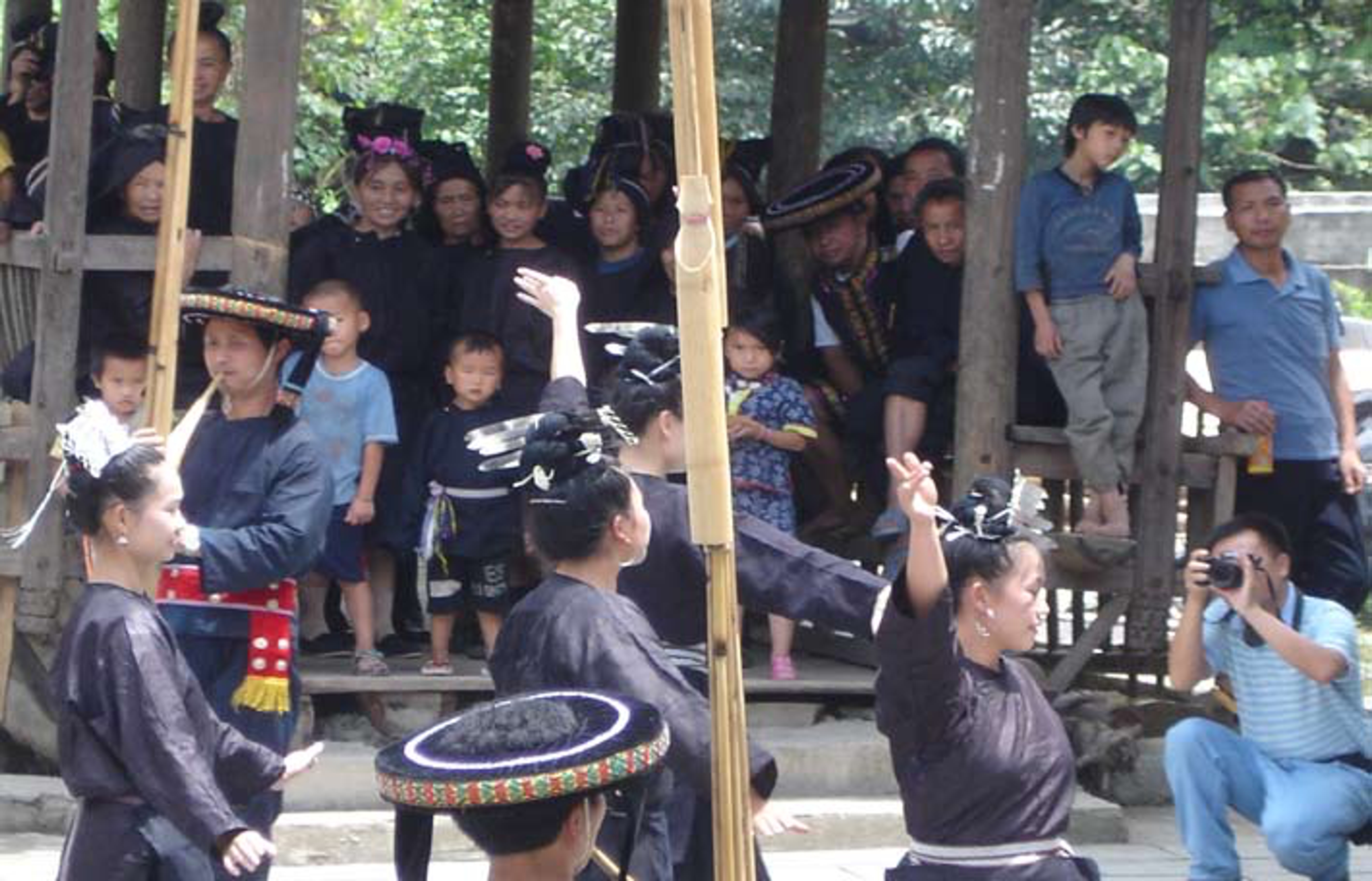 <p class="ql-align-center">閒閒夏日,因有外人來,村寨出現別於日常的氛圍。(簡美玲攝)</p>
