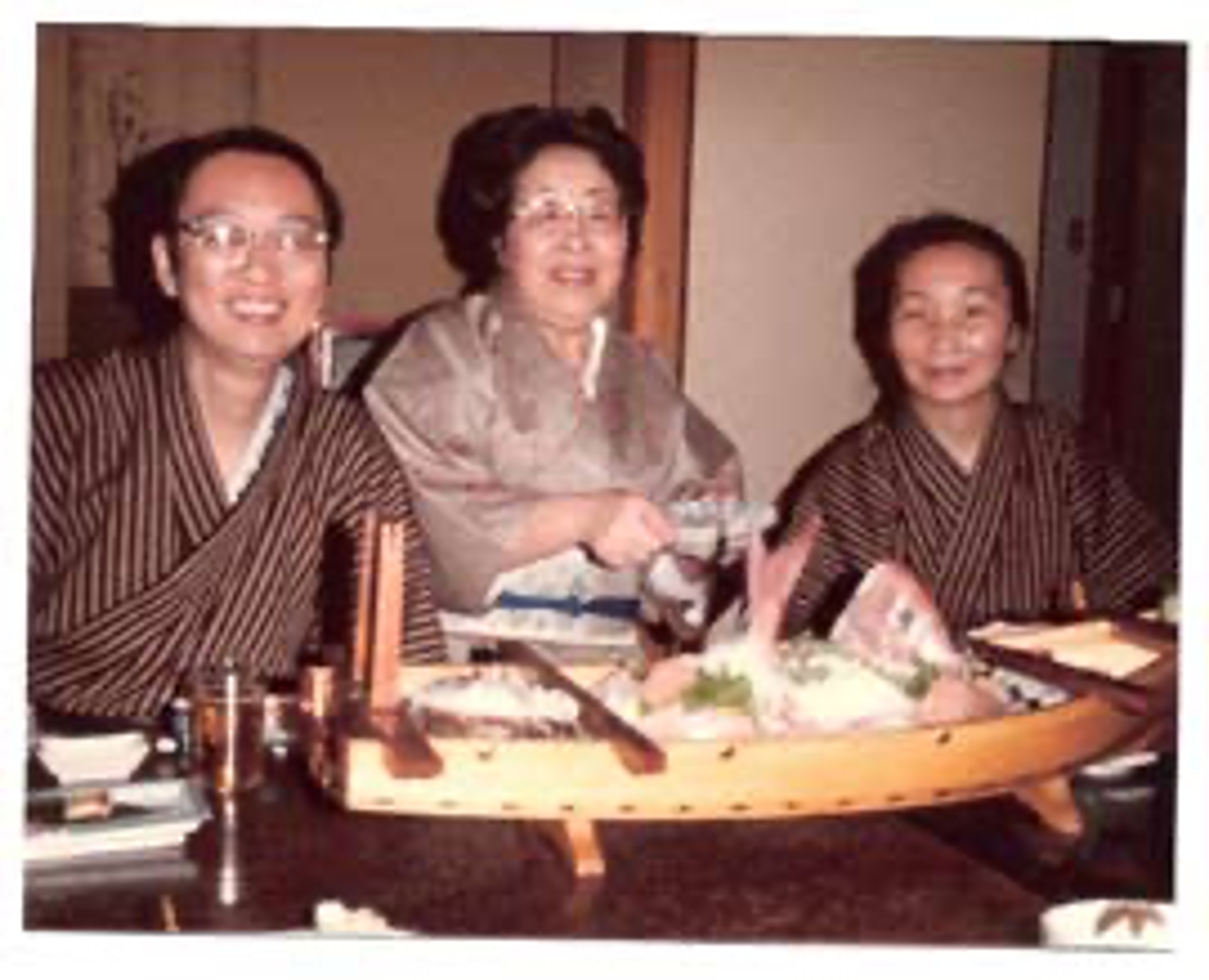 <p class="ql-align-center">吳燕和與王維蘭相偕旅行世界並享受美食,攝於王維蘭所鍾愛之日本餐館。(吳燕和提供)</p>