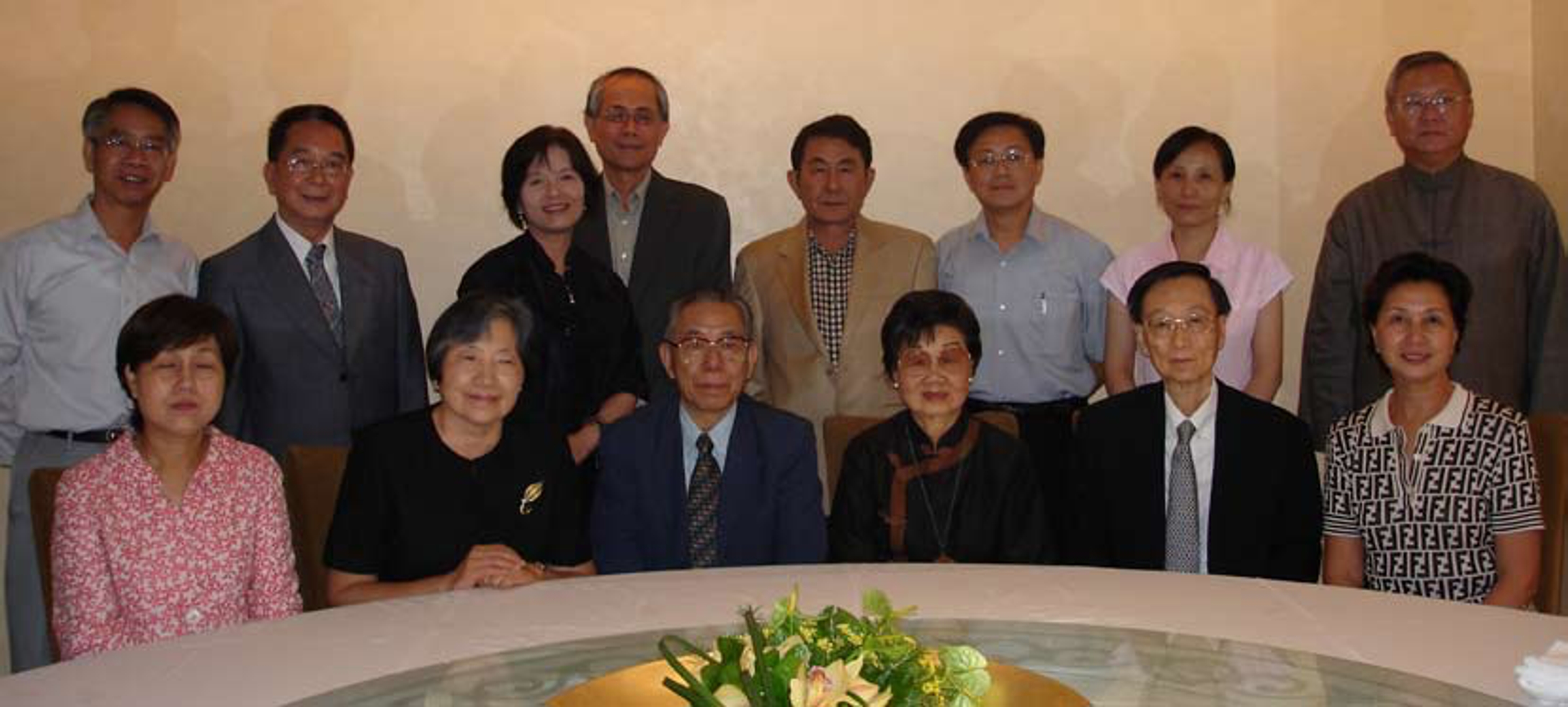 <p class="ql-align-center">中研院民族所饕饕會眾位「老饕人類學家」們再次聚首。前排左起:吳燕和弟妹、徐正光妻子、李亦園、李亦園妻、吳燕和、陳中民妻子。後排左起:陳祥水、徐正光、莊英章妻子、莊英章、陳中民、許木柱、許木柱妻子、吳燕和弟弟。吳燕和提供,攝於2007年11月。</p>