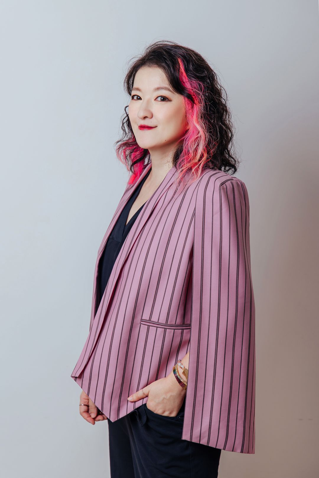 <p>小荳老師，Make-Up Designory 紐約分校結業、世新大學廣電系電影組畢業、憲福講私塾說出影響力及專業簡報力結業。</p><p>🌟</p><p>擁有多年的影視梳化及明星造型經驗，<strong>2006年</strong>開始教學至今，擅於在課程中發掘學生原本獨有特質，課程架構包含<strong>專業的造型技巧</strong>，提供學員<strong>邏輯性</strong>的形象穿搭邏輯，並結合常用於企業內訓的<strong>溝通表達概念</strong>，創造全新的專業表達力課程。</p>