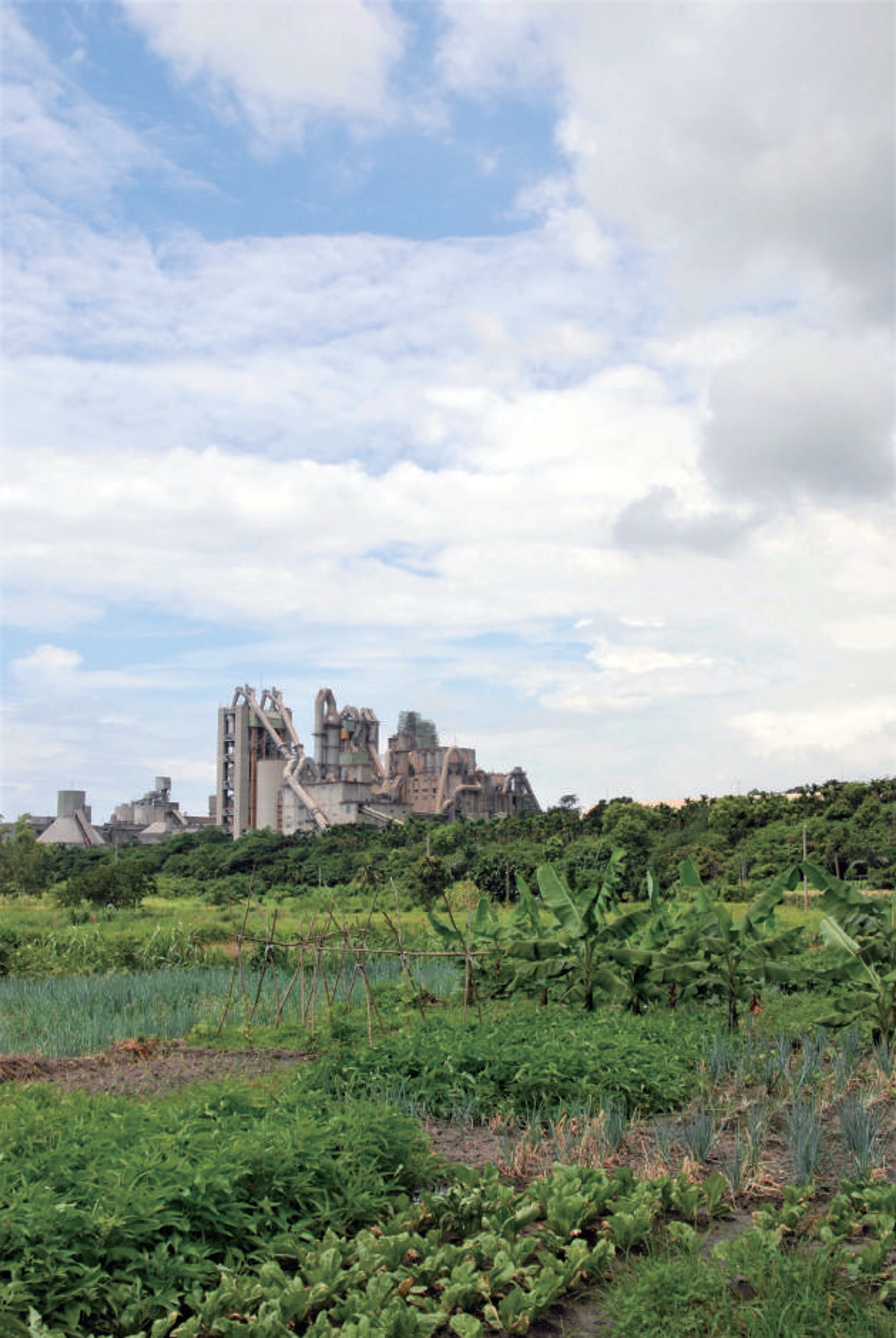 <p><span style="background-color: transparent;">圖一:太魯閣人的田園與亞洲水泥廠區</span></p>