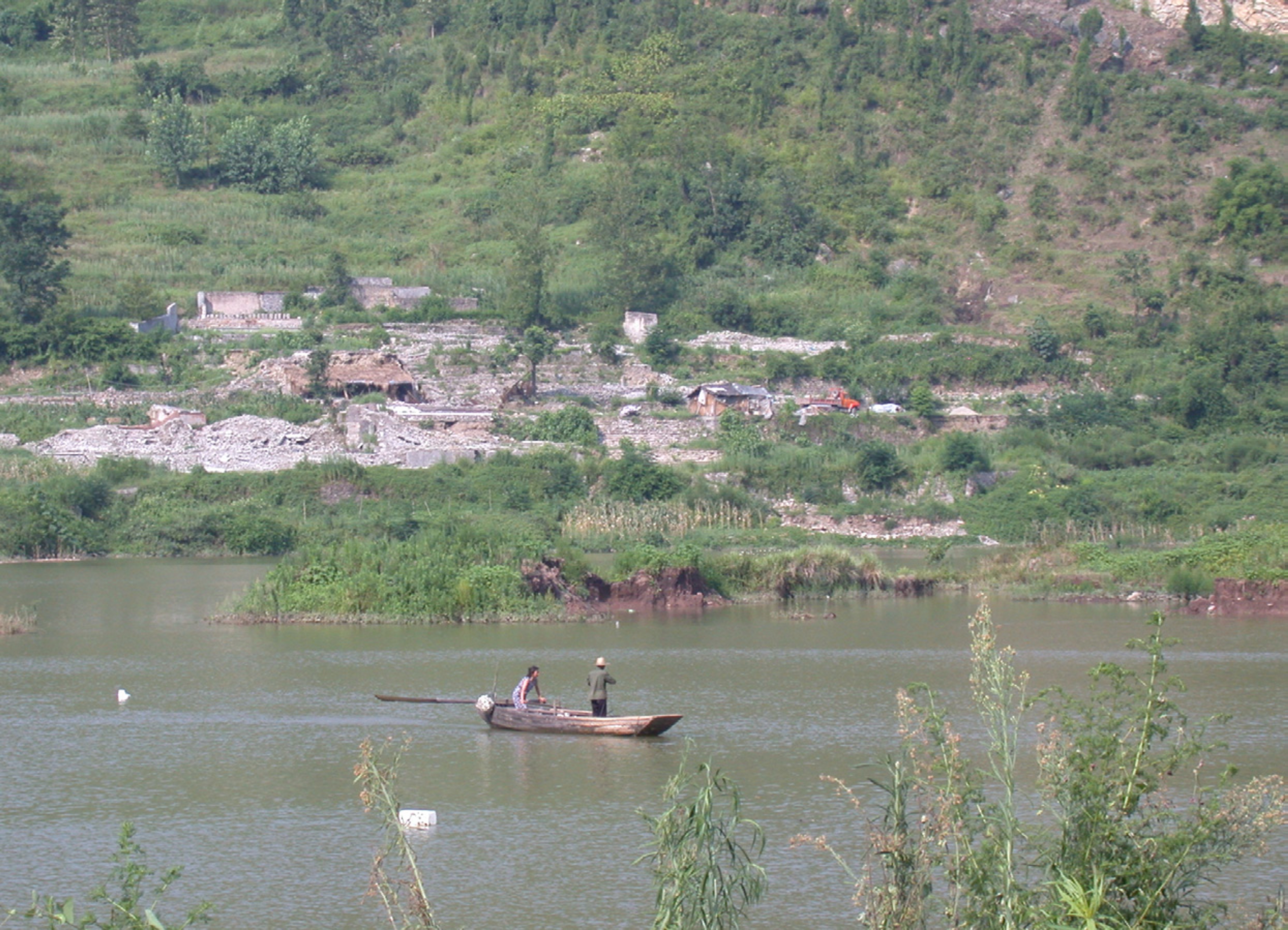 <p class="ql-align-center">隨著三峽水庫的逐步蓄水,遺址已成小舟後方的小島,最終完全沒入水中。(陳伯楨提供)</p>