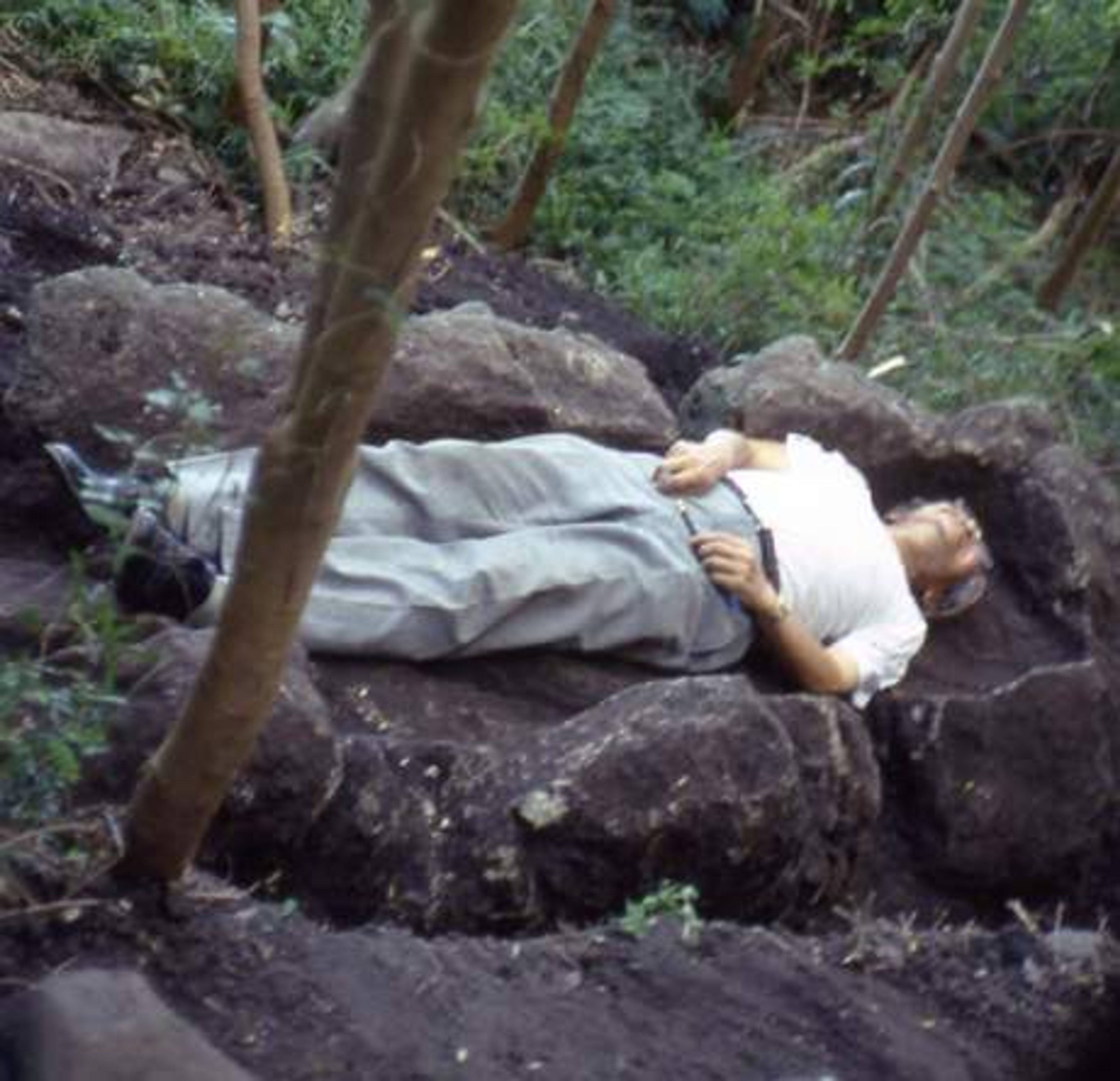 <p>睡在石棺內的宋先生</p>