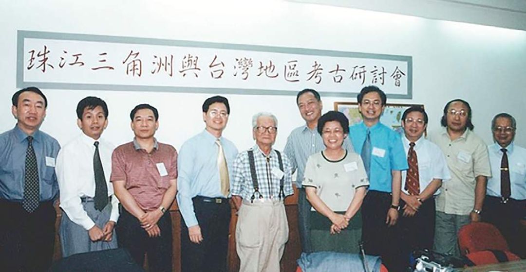 <p>2001 年 6 月 8 日，於臺灣中央研究院歷史語言研究所舉行之「珠江三角洲與臺灣地區考古研討會」</p><p> （左起：李世源、陳小鴻、葉楊、邱立誠、宋文薰、王璧、連照美、鄧聰、臧振華、何傳坤、陳仲玉）</p>