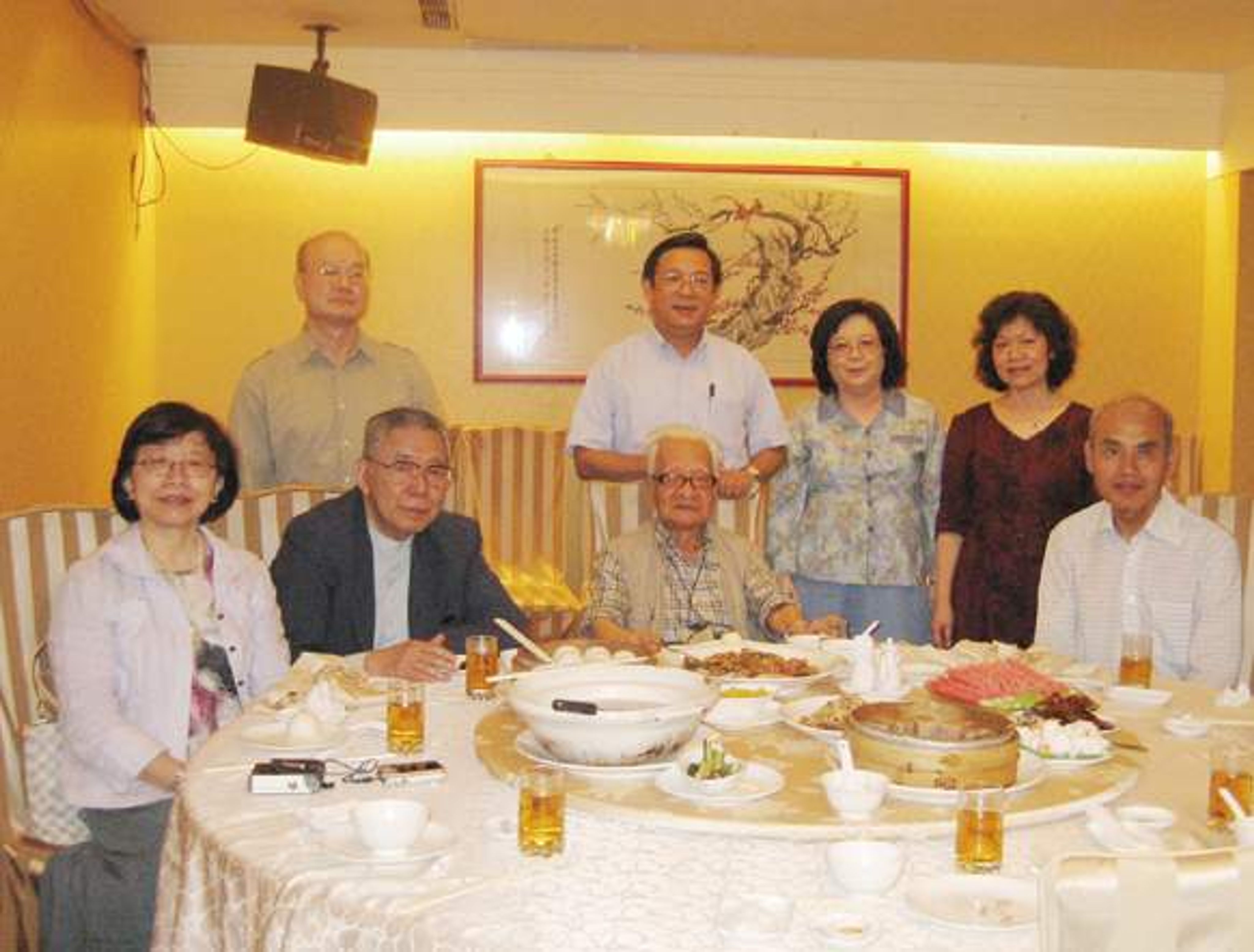 <p>2009 年 3 月台大考古人類學系 58 級同學同學會,邀請 宋文薰及李亦園老師餐敘。 </p><p>前排右起:孫寶剛、宋文薰老師、李亦園老師、李芬蓮; 後排:廖錦姬、林貴美、臧振華、陳茂泰。</p>