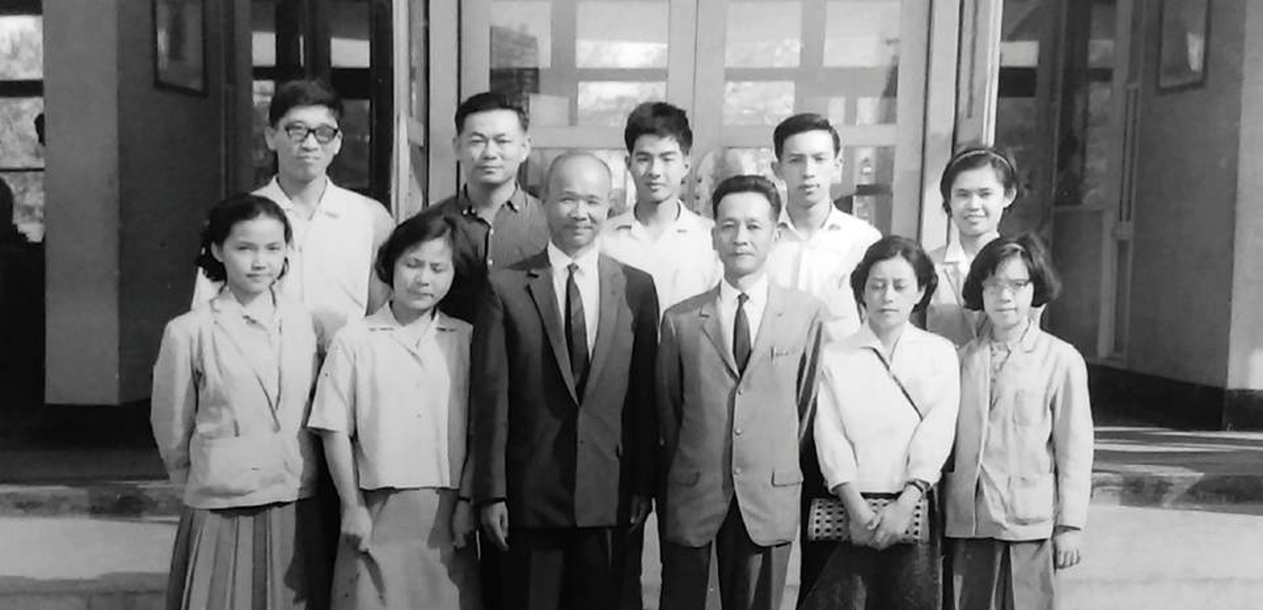 <p>1967 年 10 月 16 日,宋文薰老師帶隊發掘臺東市鯉魚山遺址。宋老師應臺東高中梁惠浦校長邀請到該校演講。 我們考古隊員也去聽講。這是演講完畢一起合照。 </p><p>前排右起:林貴美、宋師母、宋老師、梁校長、黃逢仙、魏如瑾;後排:連照美、臧振華、洪國強、宋龍飛、崔茂藏。</p>