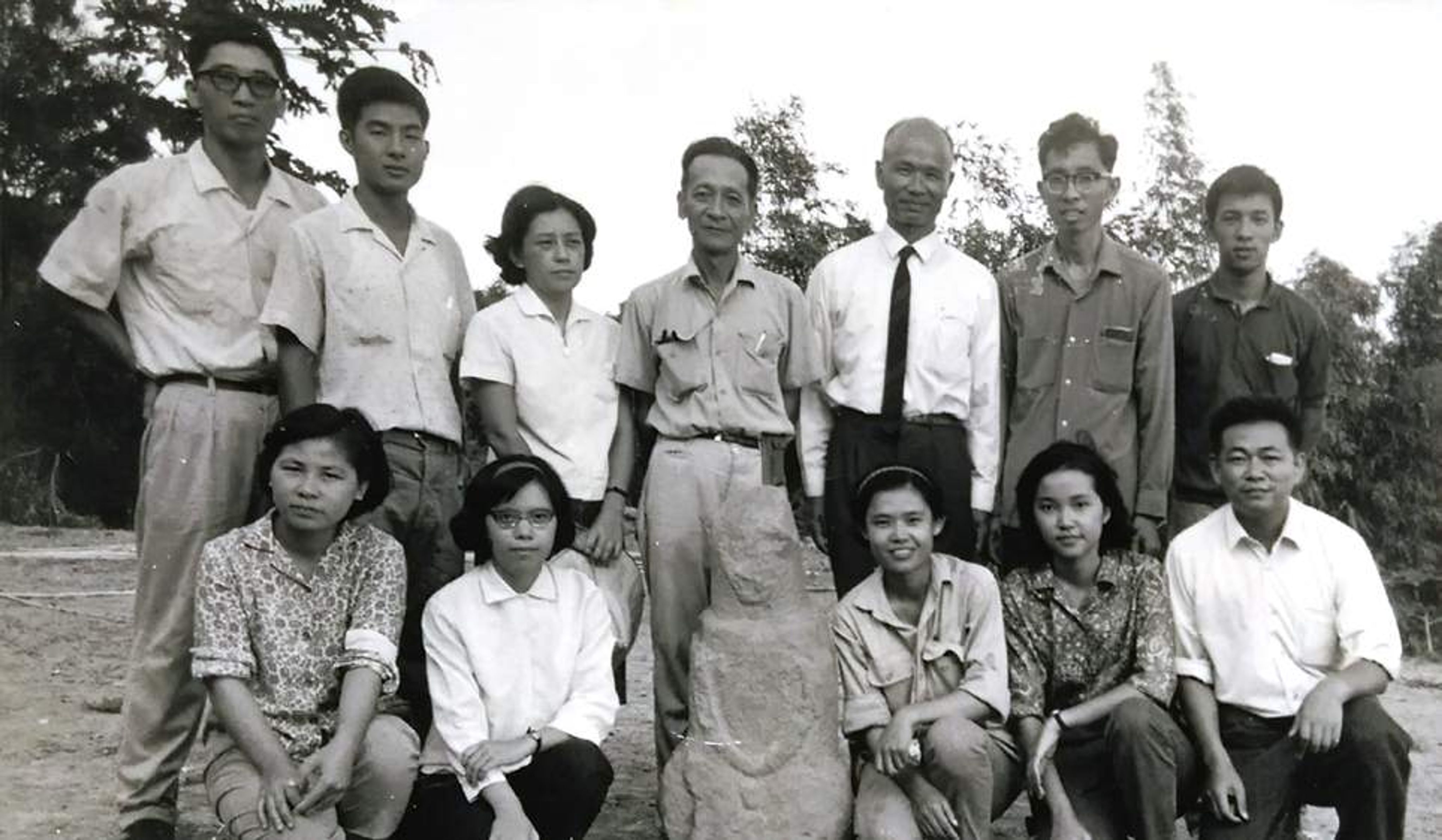 <p>1967 年鯉魚山遺址發掘完畢,宋文薰老師帶隊至臺東縣成功鎮參觀麒麟遺址,在麒麟村香茅寮發現人形立石。 東中梁校長、臺東縣