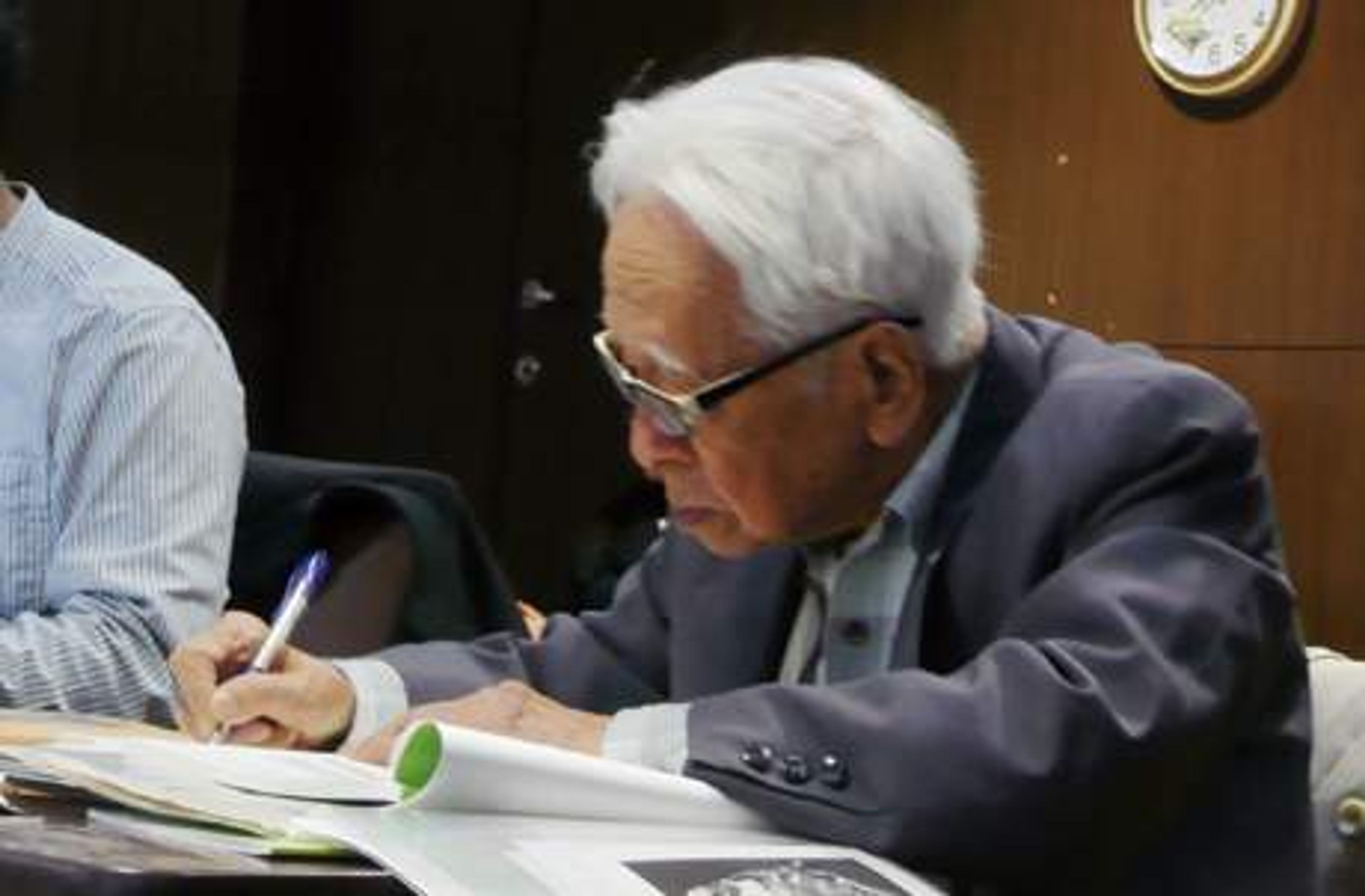 <p>宋先生九秩華誕研討會仍孜孜不倦專心聽後輩報告, 振筆疾書</p>
