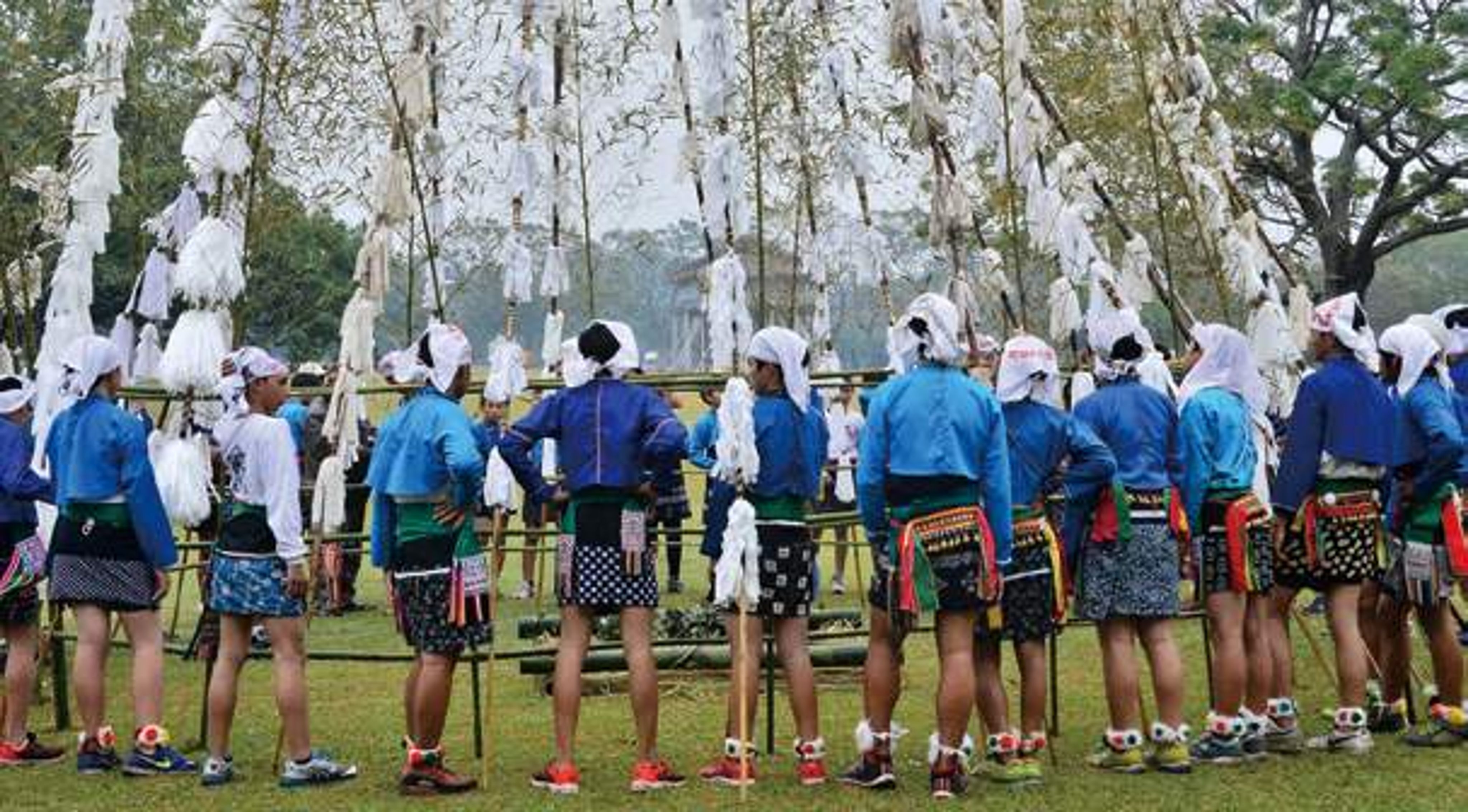 <p>卑南遺址公園大草坪上舉行 basibas(猴祭)準備行刺候儀式的南王部落 maladawan(高年級青少年們)∕ 徐明正攝(2015 年) </p>