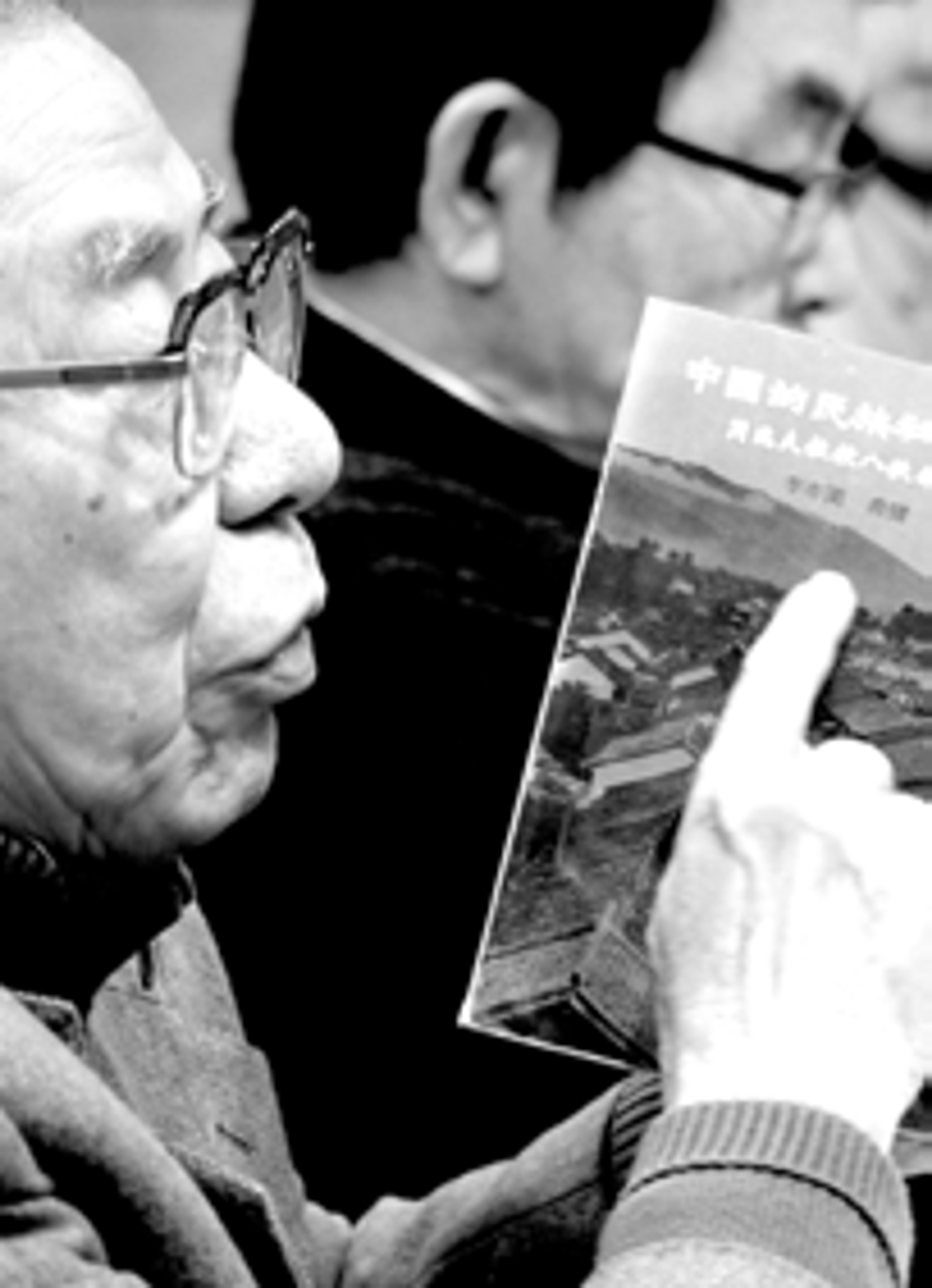 <p class="ql-align-center">李亦園教授與當年開的「原始宗教」課程大綱(局部)。(圖片提供/張珣課程大綱提供/編輯部)</p>
