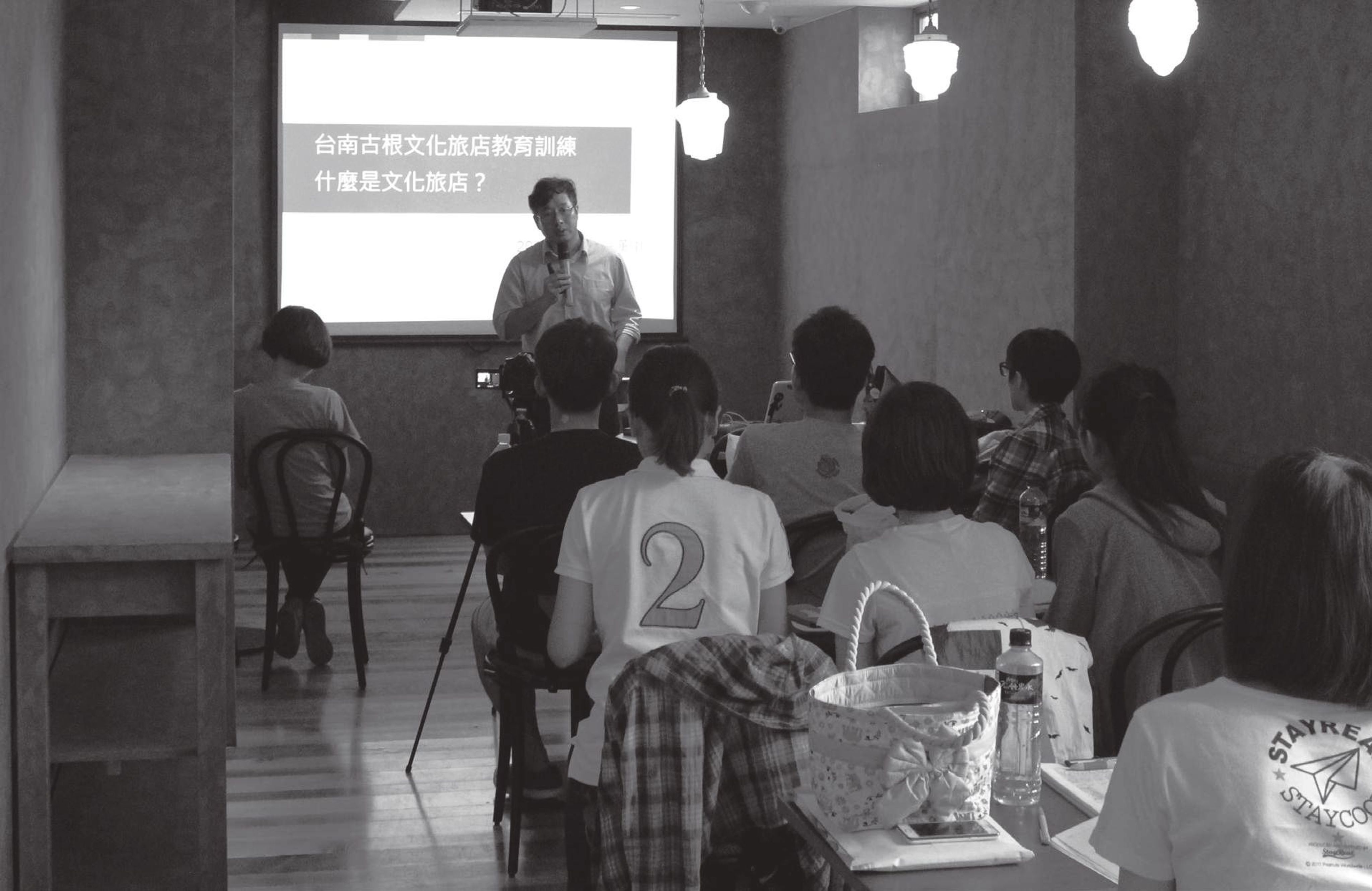 <p><span style="background-color: transparent;">吳漢中於台南古根文化旅店演講</span></p>