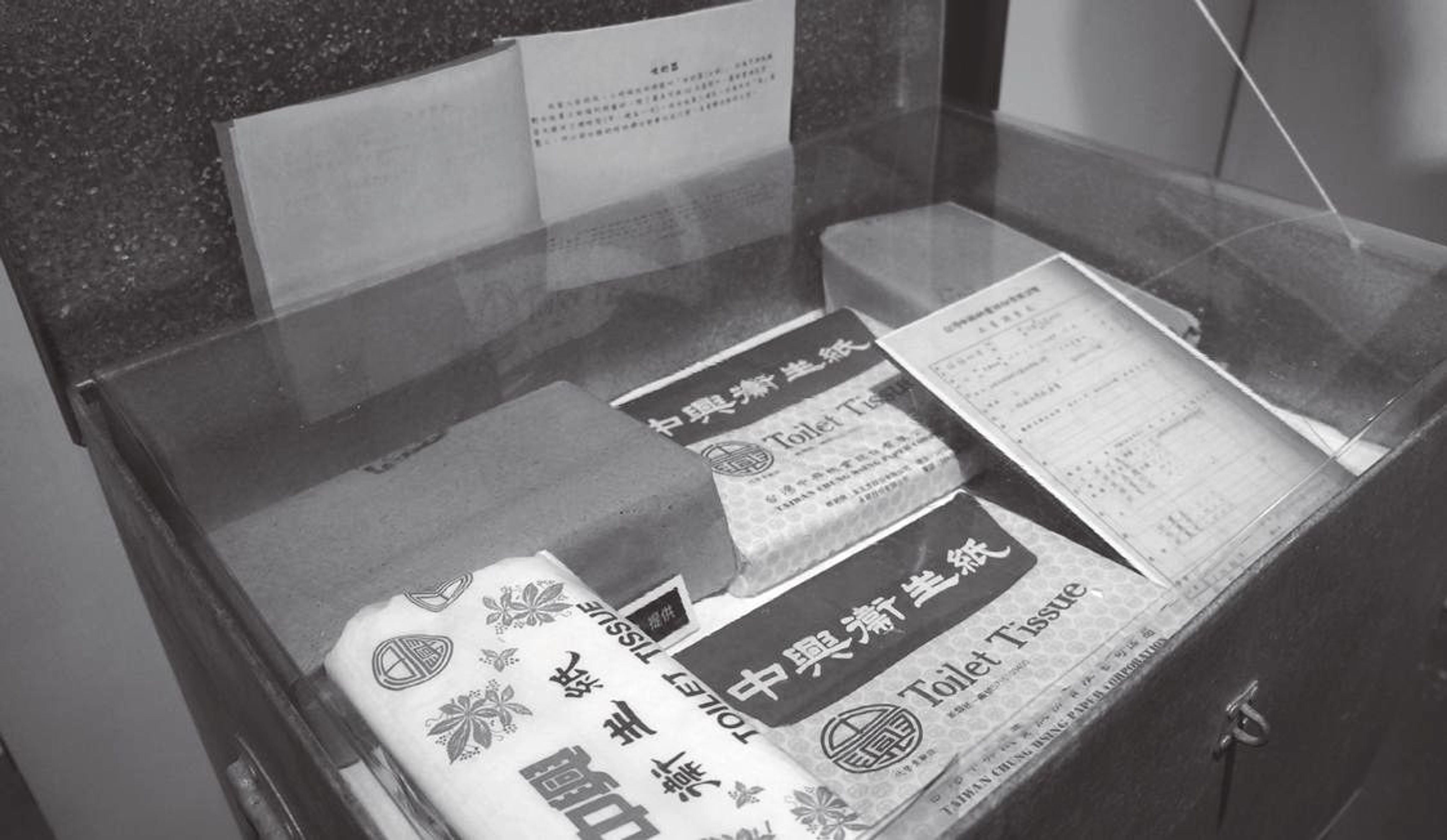 <p><span style="background-color: transparent;">(圖四)故事箱上放置各借展人的小故事</span></p>