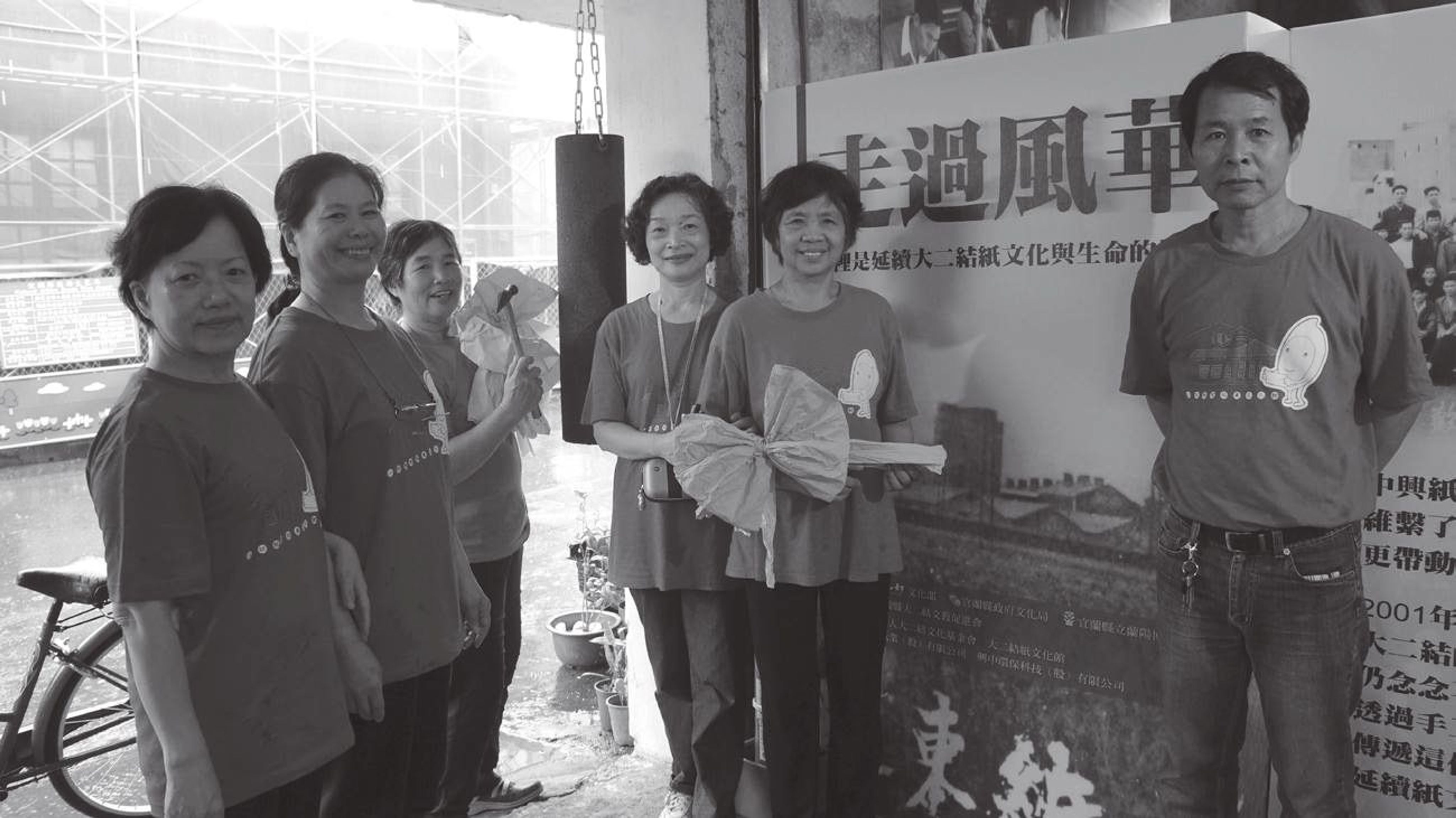 <p><span style="background-color: transparent;">(圖十)紙廠潘主任、冰店女兒卓碧珠小姐與員工眷屬 邱素霞小姐,三人老鄰居相見歡</span></p>