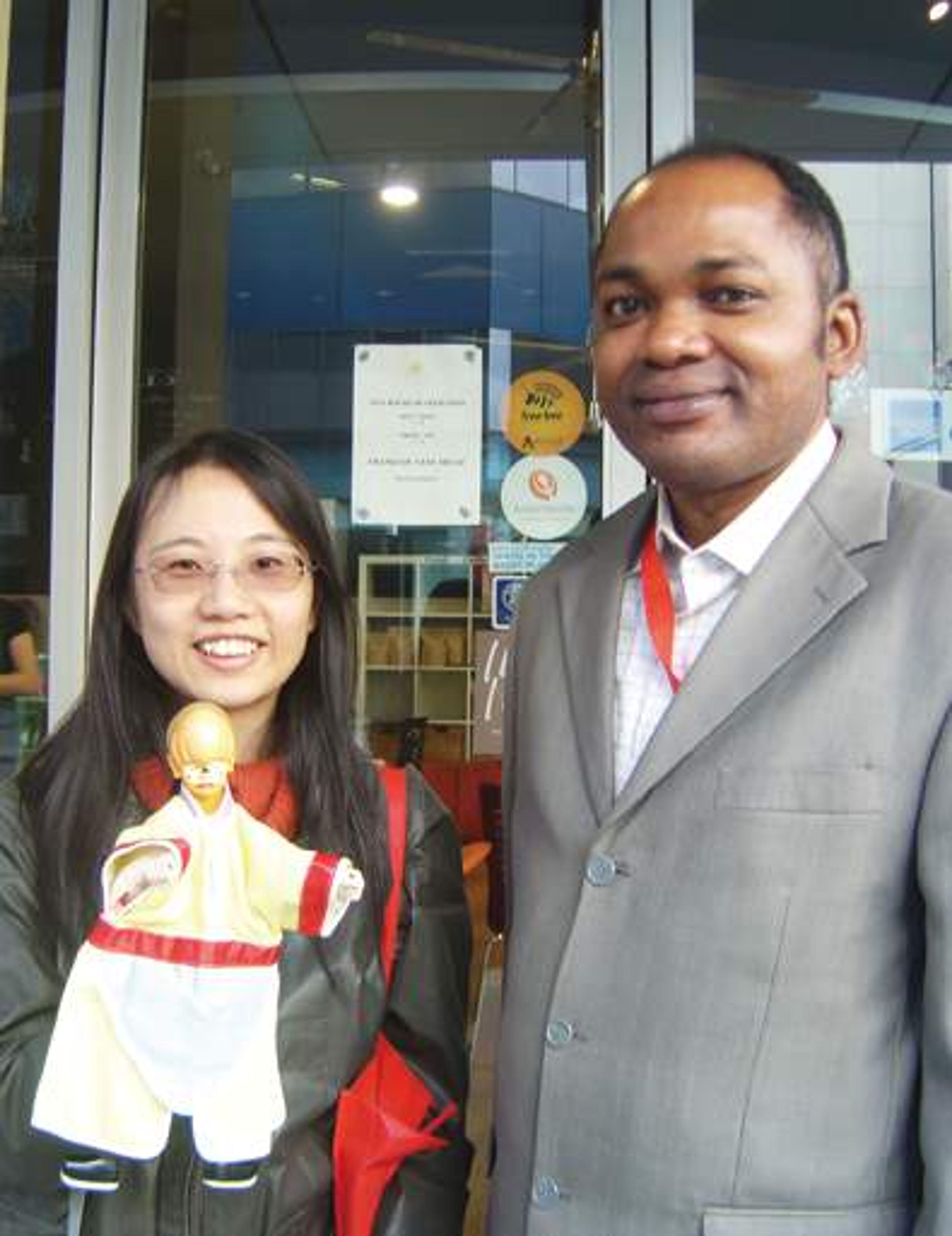 <p><span style="background-color: transparent;">作者偕同大頭與 Roger Vanzila Munsi 教授合影</span></p>