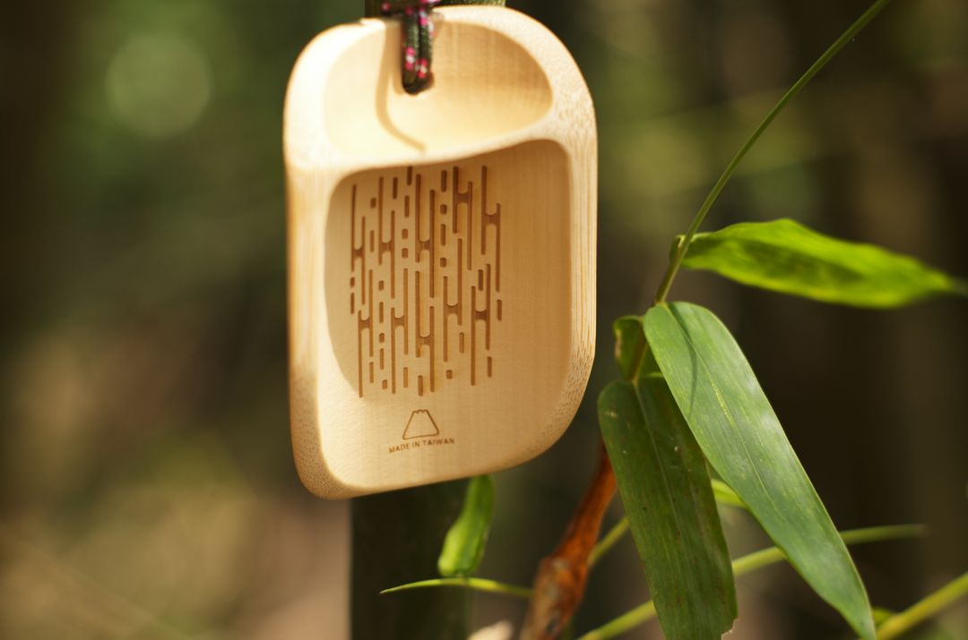 <p class="ql-align-center"><span style="color: rgb(74, 74, 74);">將精油滴入擴香片背面的雷雕紋理</span></p><p class="ql-align-center"><span style="color: rgb(74, 74, 74);">擴香片充分吸收精油後即可散發香氣</span></p>