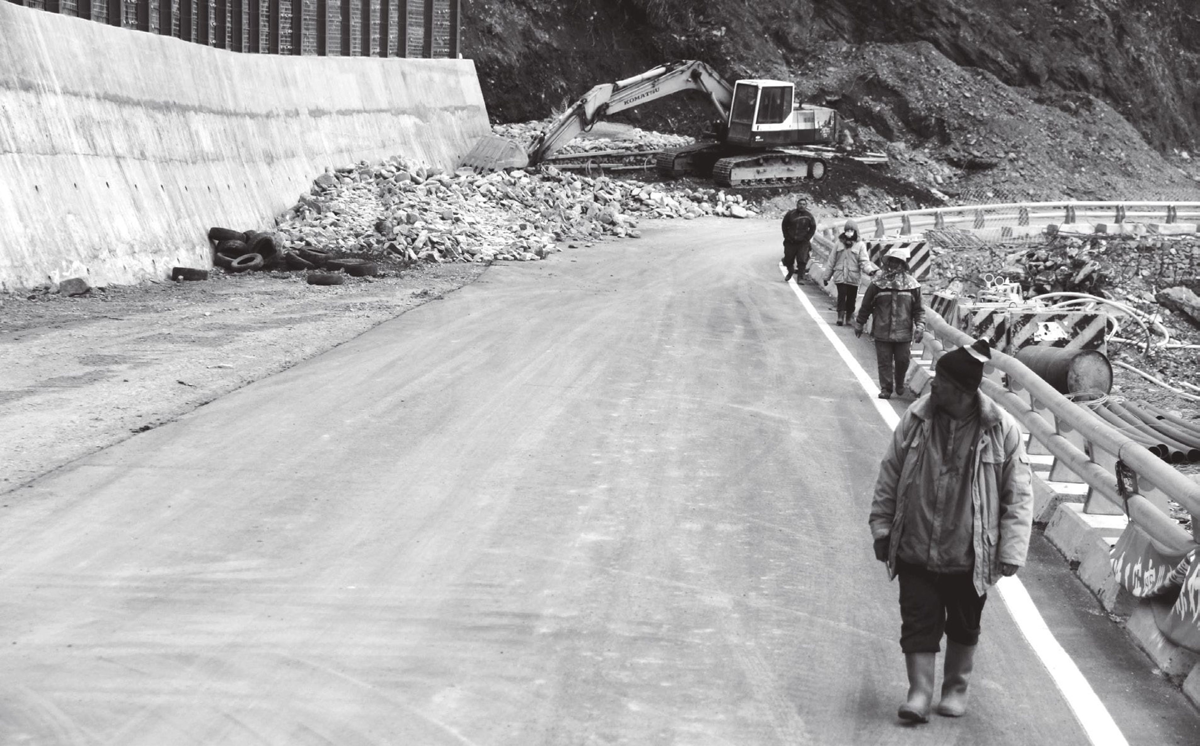 <p><span style="background-color: transparent;">（圖二）：於南橫公路向陽路段進行公路補強工程（謝博剛拍攝）</span></p>