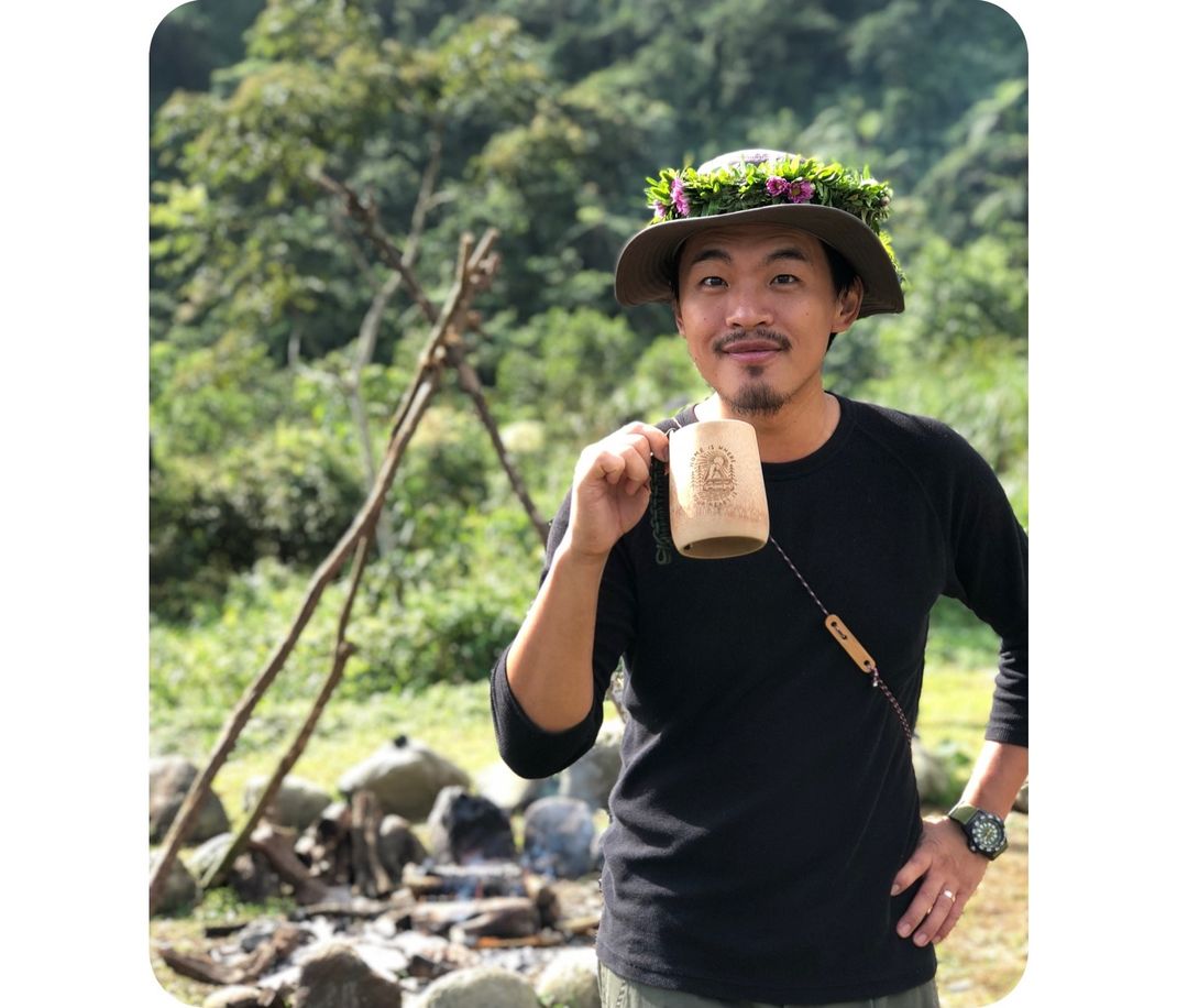 <p>元泰竹藝社負責人</p><p><br></p><p>修戰鬥機、創立潮流服飾品牌、</p><p>舉辦路跑活動、推動社區營造凝聚地方共識</p><p>以上家宏通通都會，也總是不吝與有興趣的朋友分享</p><p>最不容易的，是他返鄉接家業，</p><p>為成立已超過30年的元泰竹藝社轉型成功</p><p>與當年竹產業鼎盛榮景的年代不同</p><p>家宏將傳統竹藝品的刻板印象，</p><p>翻轉蛻變為環保永續的現代生活用品</p><p>如台灣第一支馬毛竹製牙刷、元氣竹吸管</p><p>耐用又美觀的戶外用露營竹杯等</p><p>讓消費者的生活多了更豐富多元的選擇</p><p>低碳生活也可以很舒適、很有質感</p><p><br></p><p>感謝家宏與元泰竹藝社對竹蓮文化的支持</p><p>促成這一次芬芳宜人的香氛蠟竹課</p><p>邀請您與我們一起進入山野林霧間</p><p>享受靜謐自適的手作旅程</p>