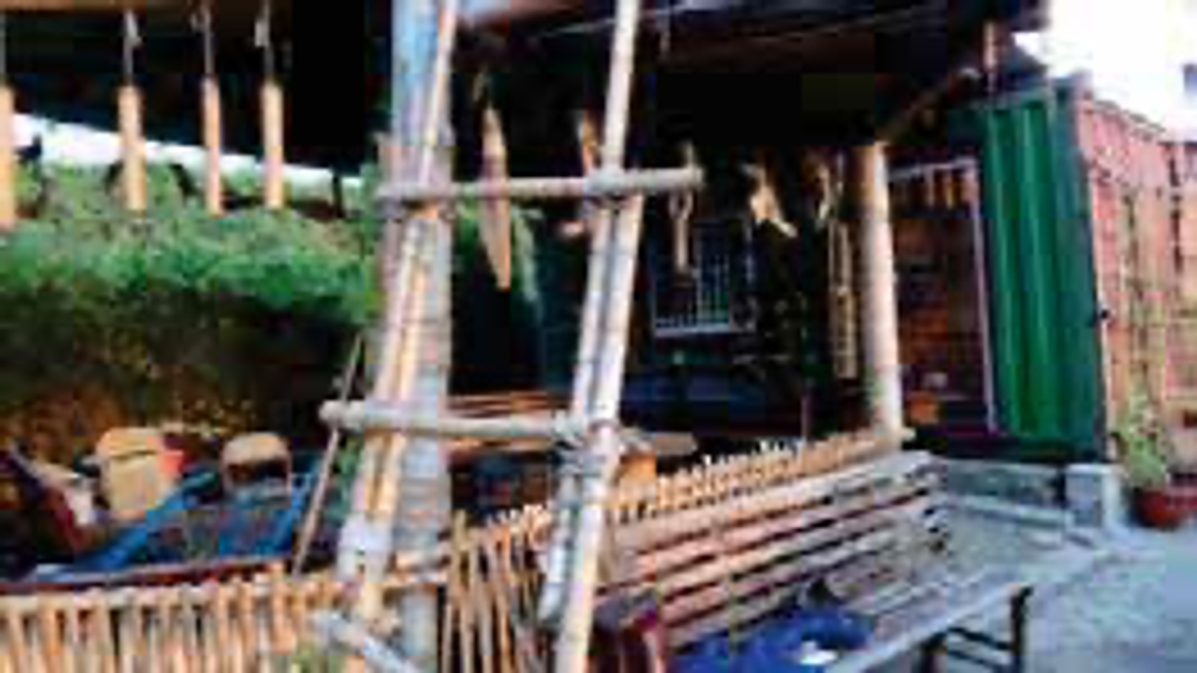 <p class="ql-align-center">工研院在該聚落美化的社區空間，布置以竹飾和漂流木，蕭禕涵提供。</p>