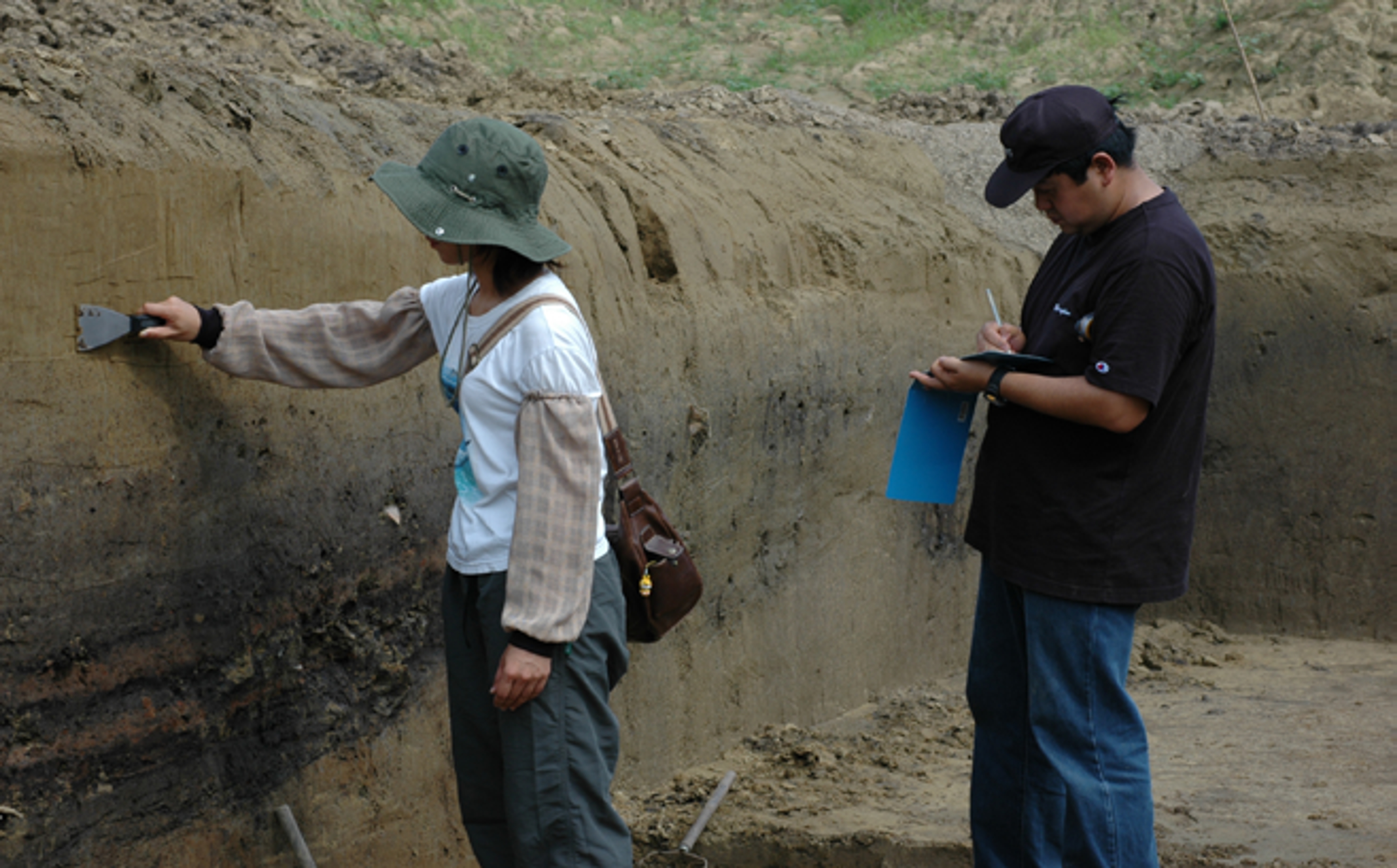 <p class="ql-align-center">2006年石橋遺址水稻矽酸體分布調查(左:李作婷，右:宮崎大學農學部宇田津徹朗教授)</p>