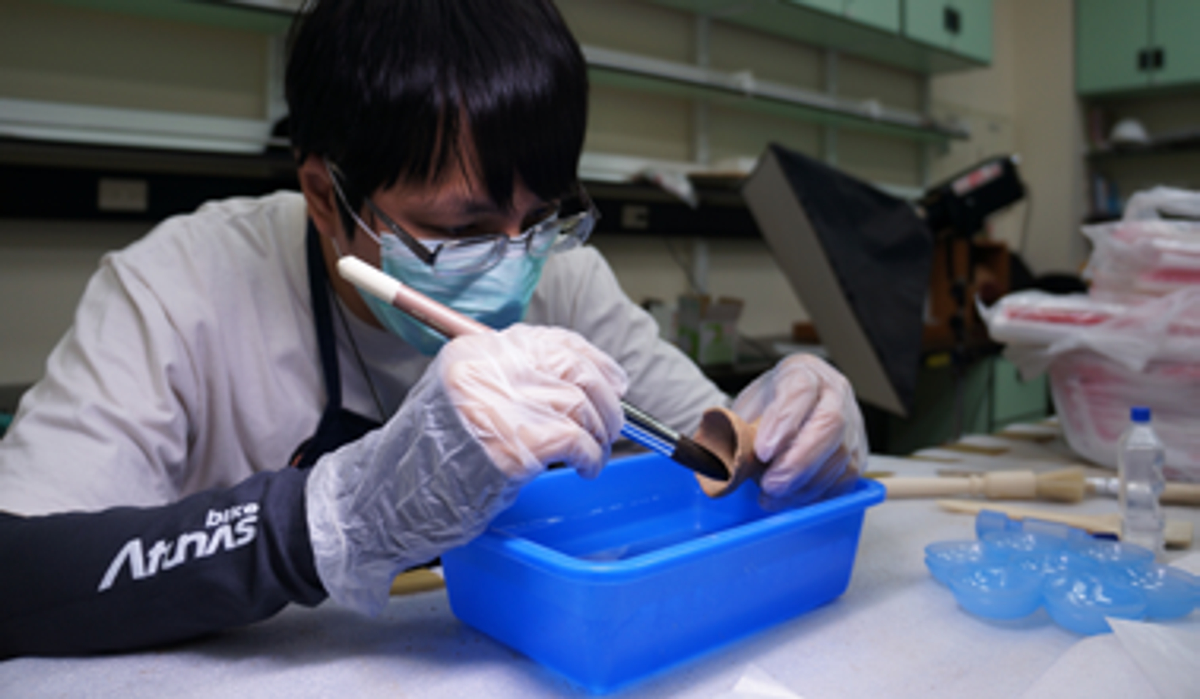 <p class="ql-align-center">對筆者而言能親手處理出土遺物是很有趣的工作。</p>