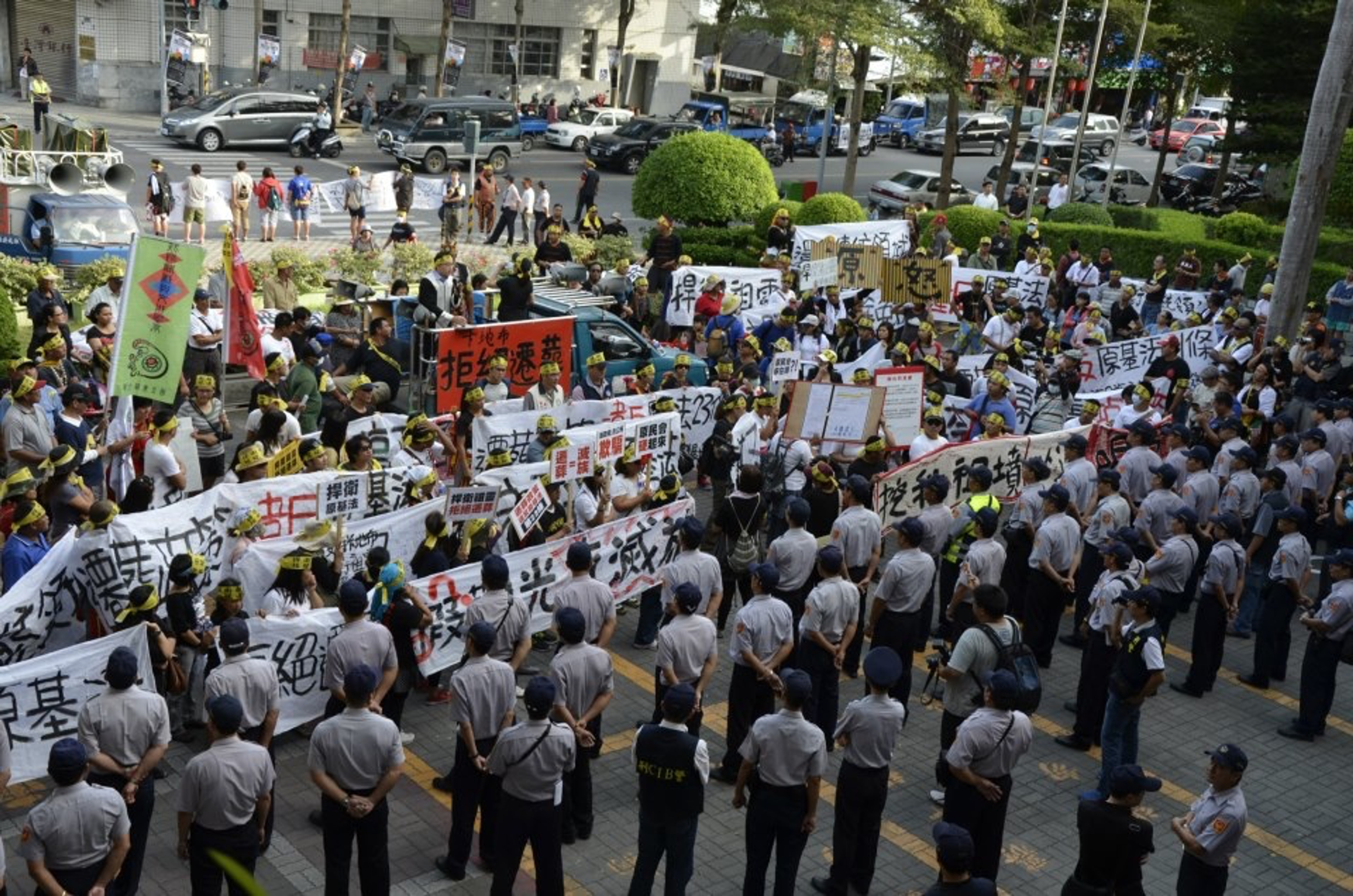 <p class="ql-align-center">921抗爭行動與警對峙/陳逸軒拍攝</p>