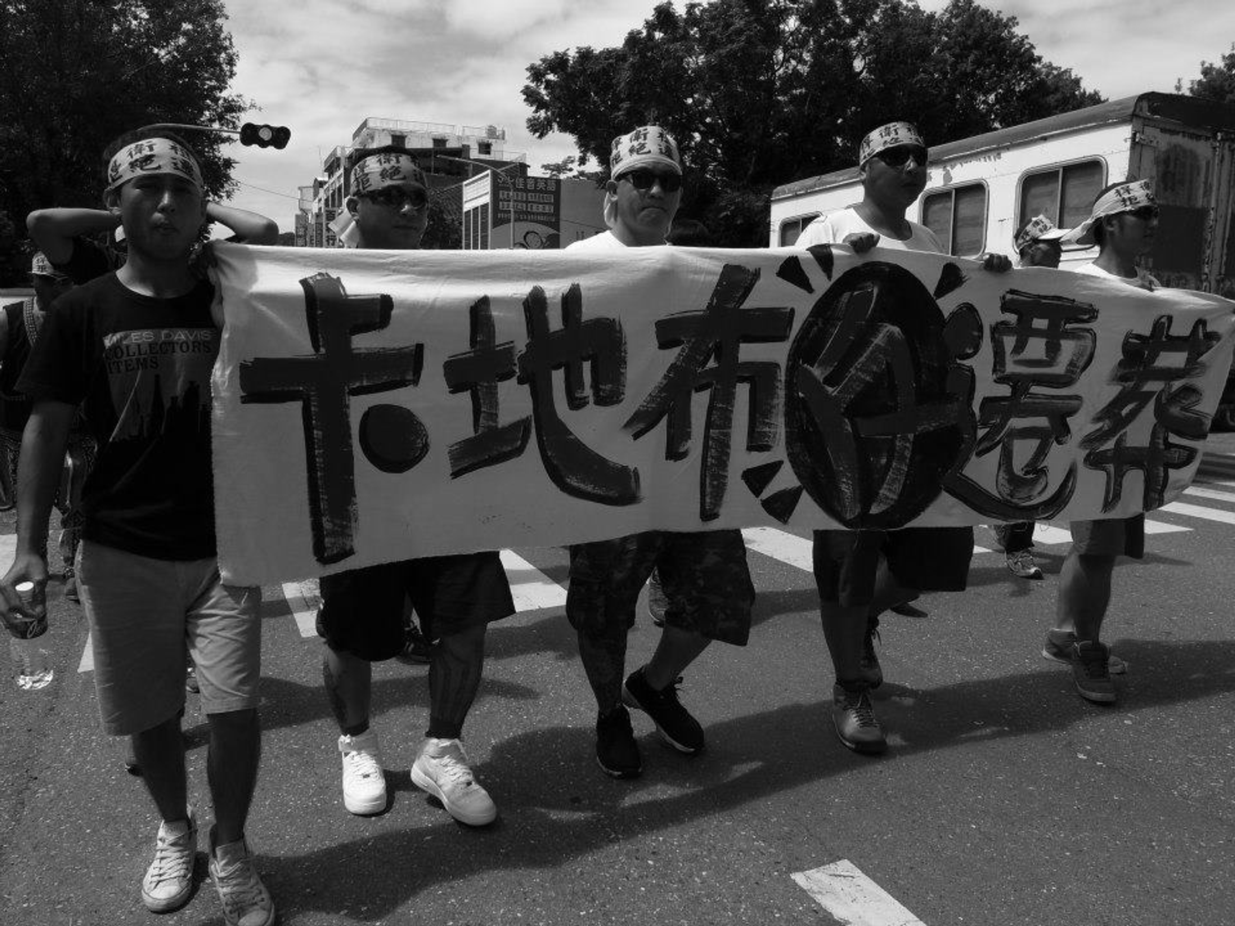 <p class="ql-align-center">921卡地步反遷葬遊行/林妍伶拍攝</p>